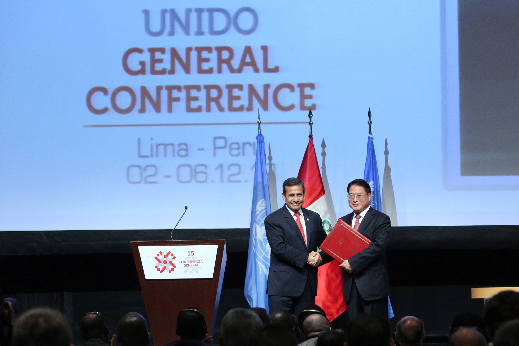 SAN ISIDRO,PERU DICIEMBRE 02. Presidente Ollanta Humala entrega  a Director Gral. ODUNI  LI YONG; la “Declaración de Lima: Hacia un Desarrollo Industrial Inclusivo y Sostenible” .
Foto; ANDINA/Prensa Presidencia