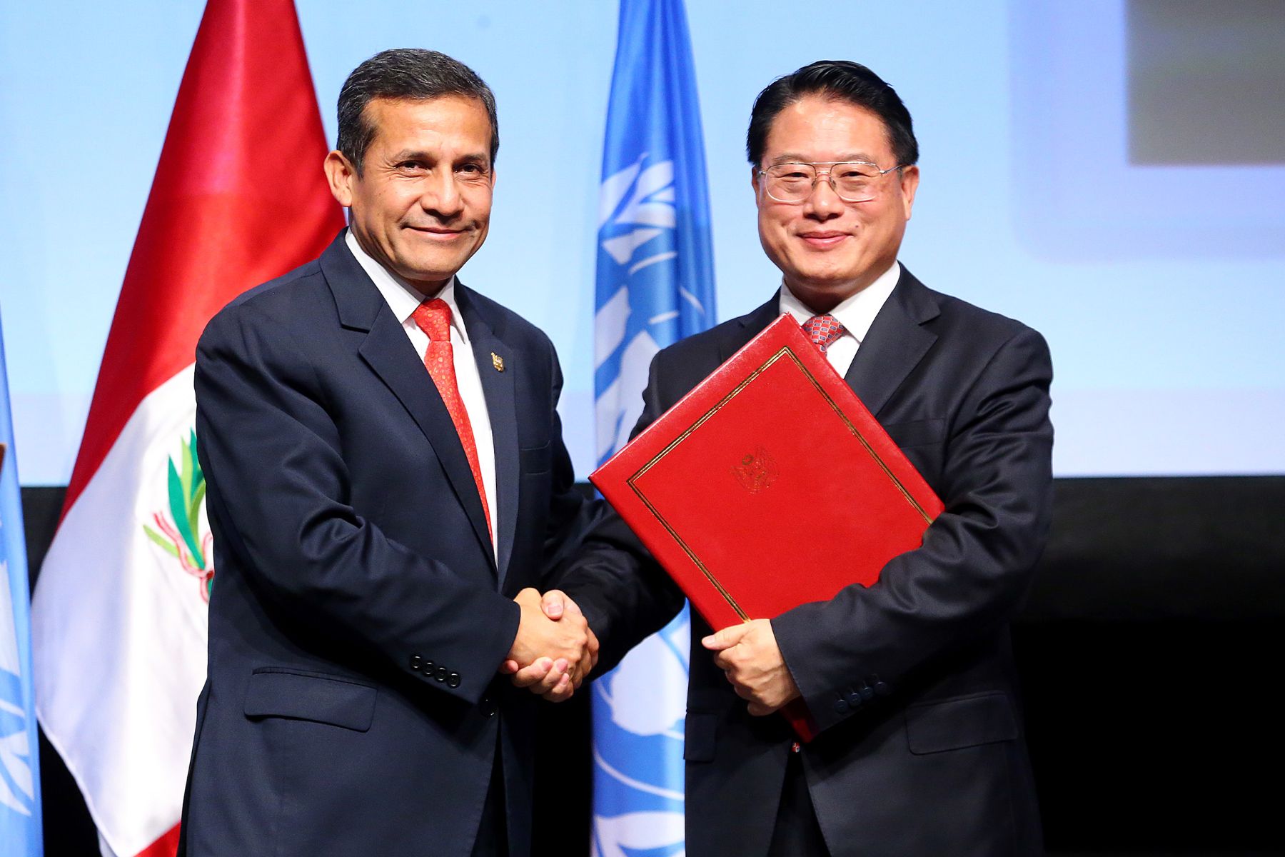 SAN ISIDRO,PERU DICIEMBRE 02. Presidente Ollanta Humala entrega  a Director Gral. ODUNI  LI YONG; la “Declaración de Lima: Hacia un Desarrollo Industrial Inclusivo y Sostenible” .
Foto; ANDINA/Prensa Presidencia