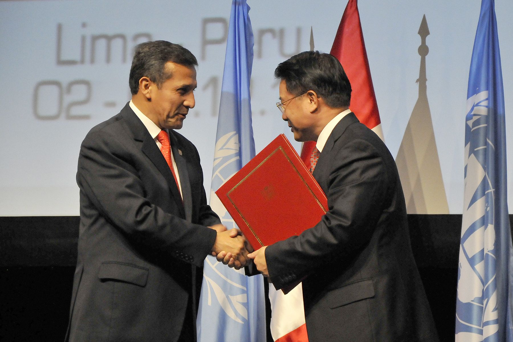 SAN ISIDRO,PERU DICIEMBRE 02. Presidente Ollanta Humala entrega  a Director Gral. ODUNI  LI YONG; la “Declaración de Lima: Hacia un Desarrollo Industrial Inclusivo y Sostenible” .
Foto; ANDINA/Prensa Presidencia