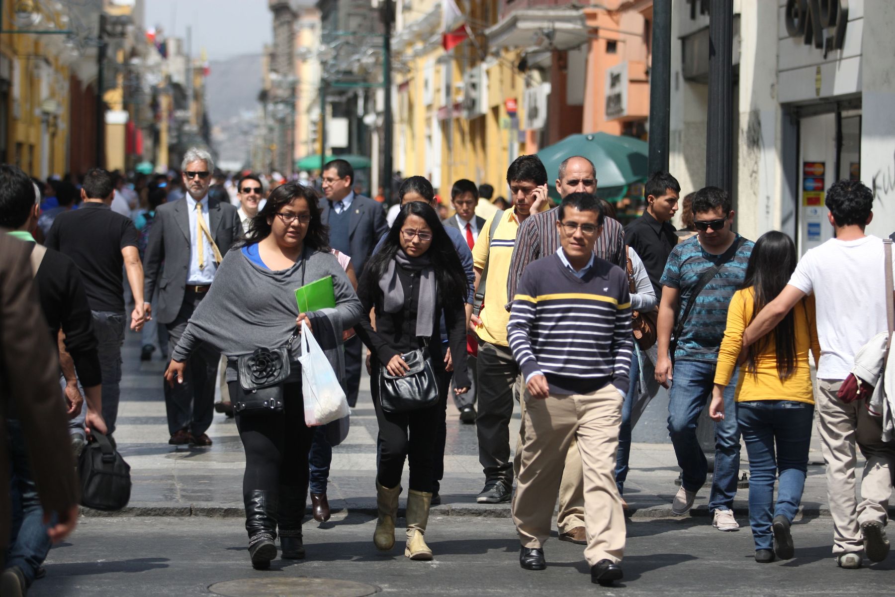En Lima cada vez más personas salen a caminar para cuidar su salud o por deporte. Foto: ANDINA/archivo
