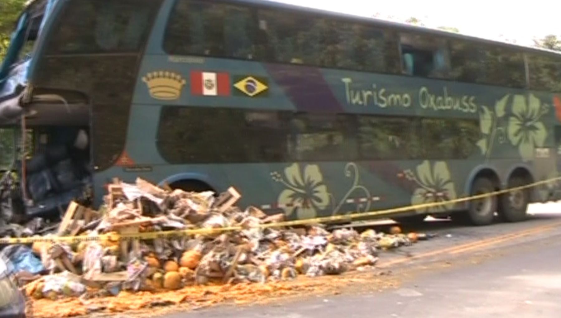 Así quedó el ómnibus de la empresa Turismo Oxabuss tras el choque con un camión en la carretera Fernando Belaunde.