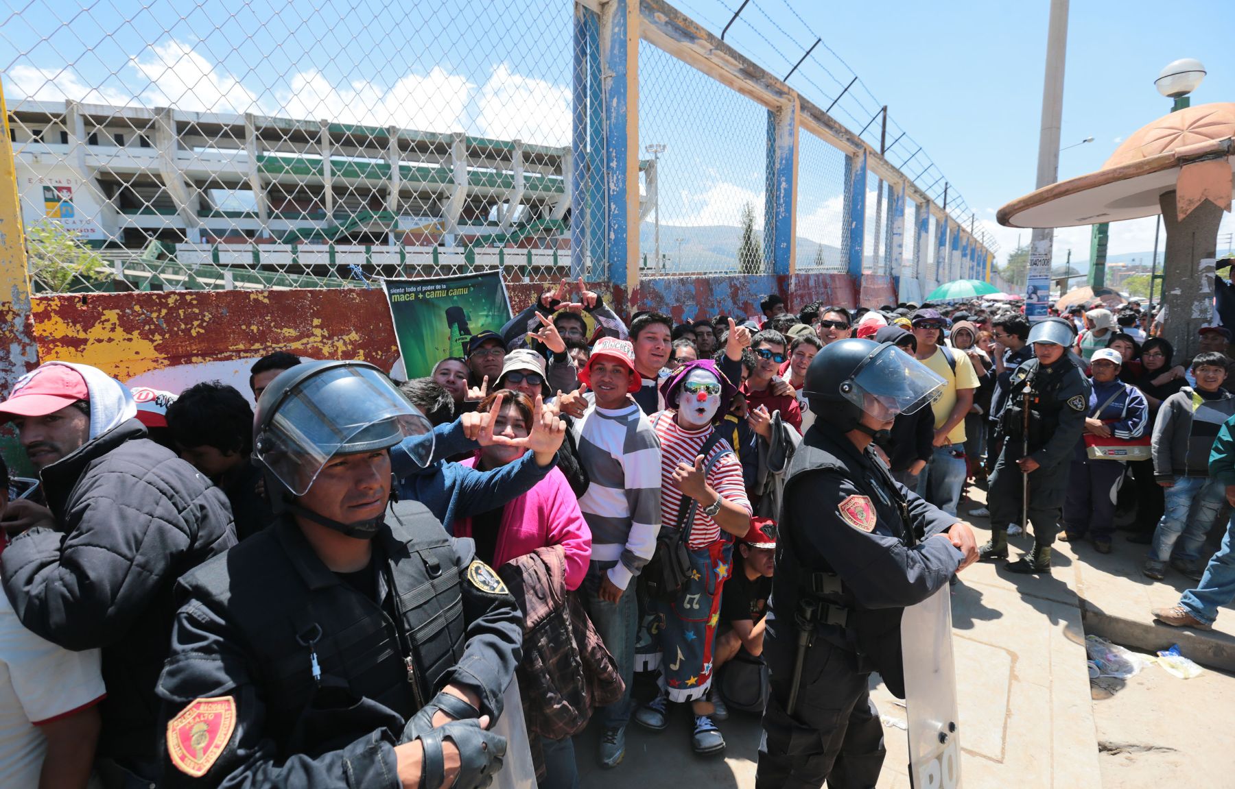 HUANCAYO,PERÚ-DICIEMBRE 17. Hinchas hacen largas colas para comprar entradas para la final del campeonato entre Universitario de Deportes y Real Garcilaso que jugaran en el Estadio Huancayo.
Foto: ANDINA/archivo.
