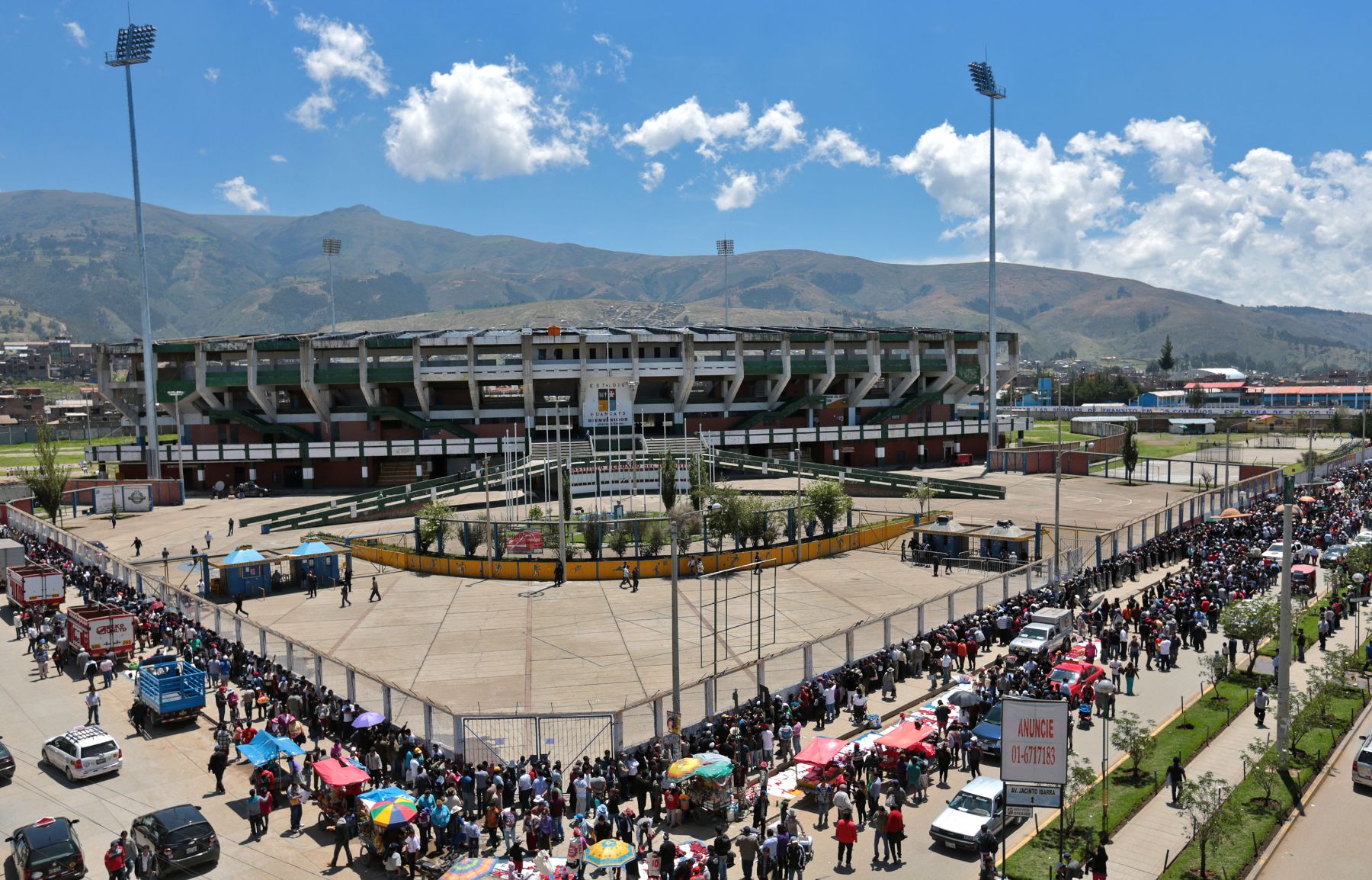 HUANCAYO,PERÚ-DICIEMBRE 17. Hinchas hacen largas colas para comprar entradas para la final del campeonato entre Universitario de Deportes y Real Garcilaso que jugaran en el Estadio Huancayo.
Foto: ANDINA/archivo.