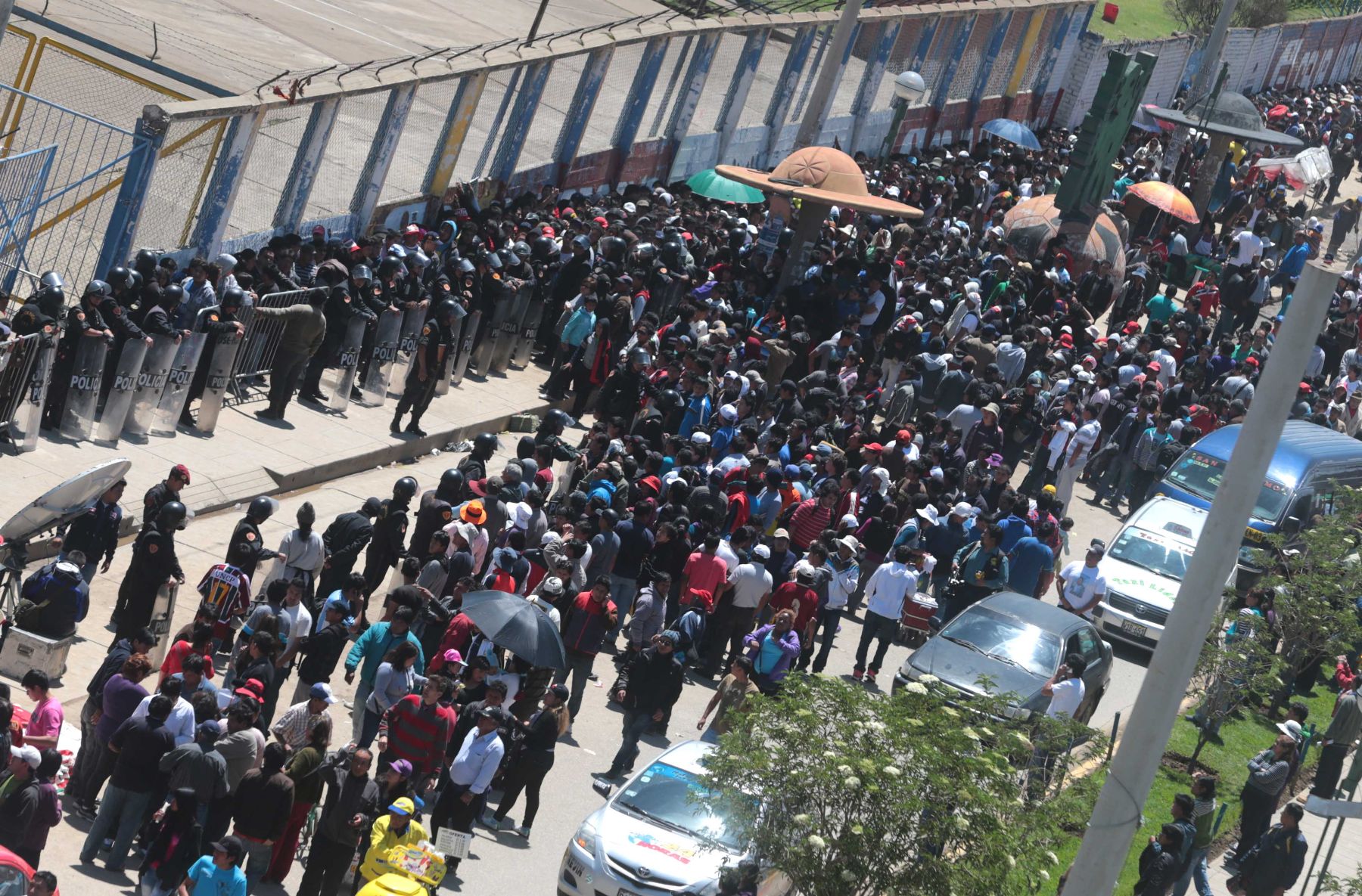 HUANCAYO,PERÚ-DICIEMBRE 17. Hinchas hacen largas colas para comprar entradas para la final del campeonato entre Universitario de Deportes y Real Garcilaso que jugaran en el Estadio Huancayo.
Foto: ANDINA/archivo.