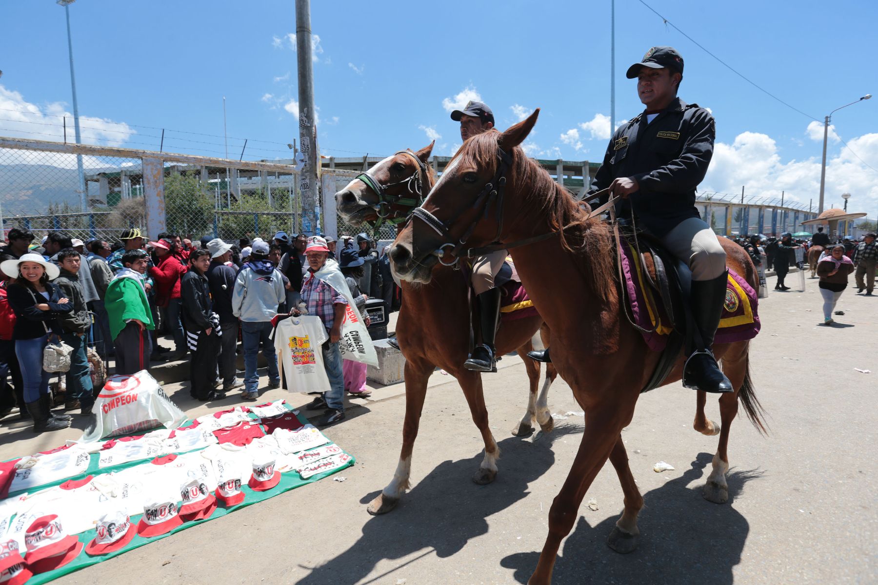 HUANCAYO,PERÚ-DICIEMBRE 17. Hinchas hacen largas colas para comprar entradas para la final del campeonato entre Universitario de Deportes y Real Garcilaso que jugaran en el Estadio Hunacayo.
Foto: ANDINA/archivo.