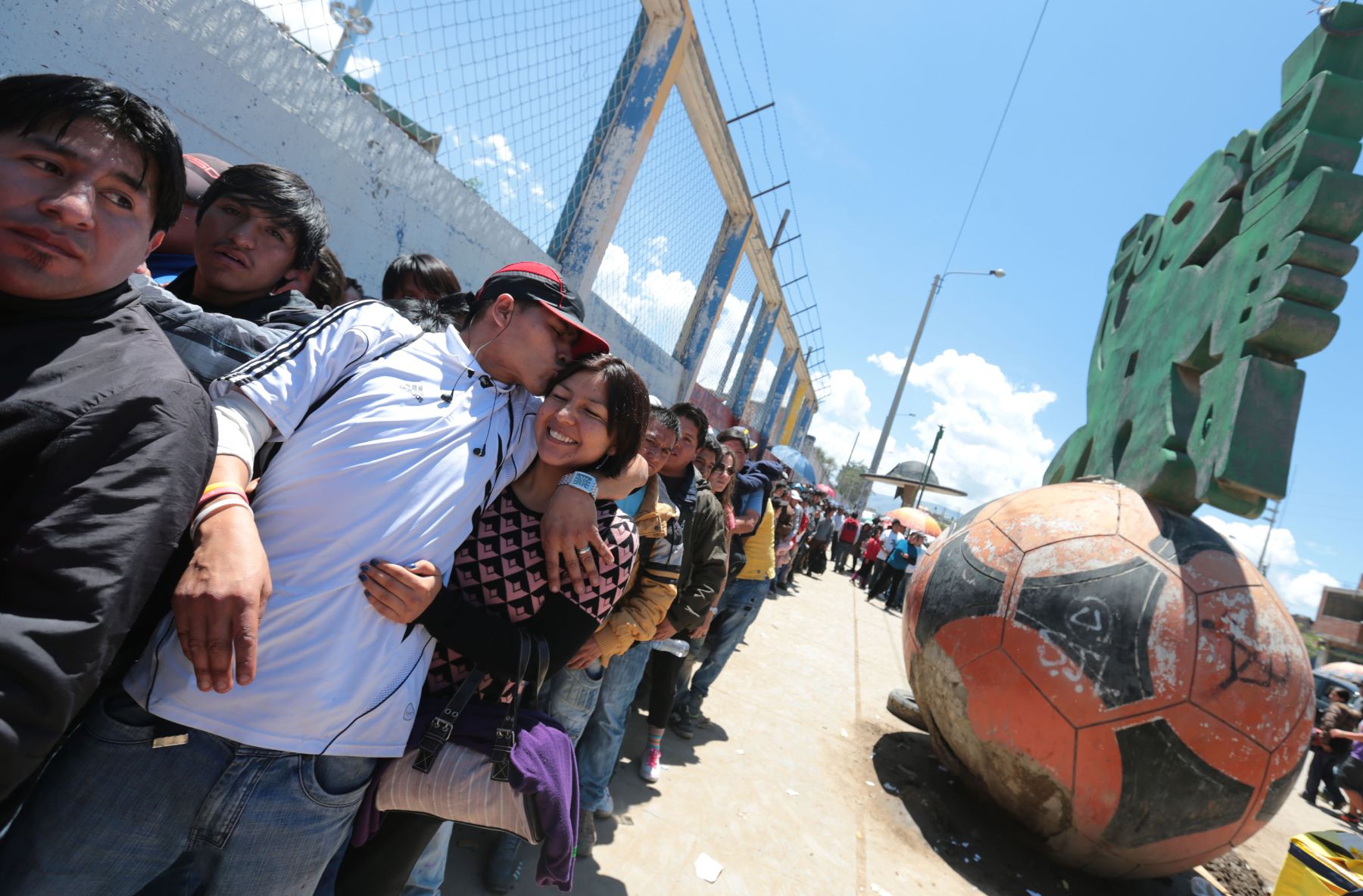 HUANCAYO,PERÚ-DICIEMBRE 17. Hinchas hacen largas colas para comprar entradas para la final del campeonato entre Universitario de Deportes y Real Garcilaso que jugaran en el Estadio Huancayo.
Foto: ANDINA/archivo.