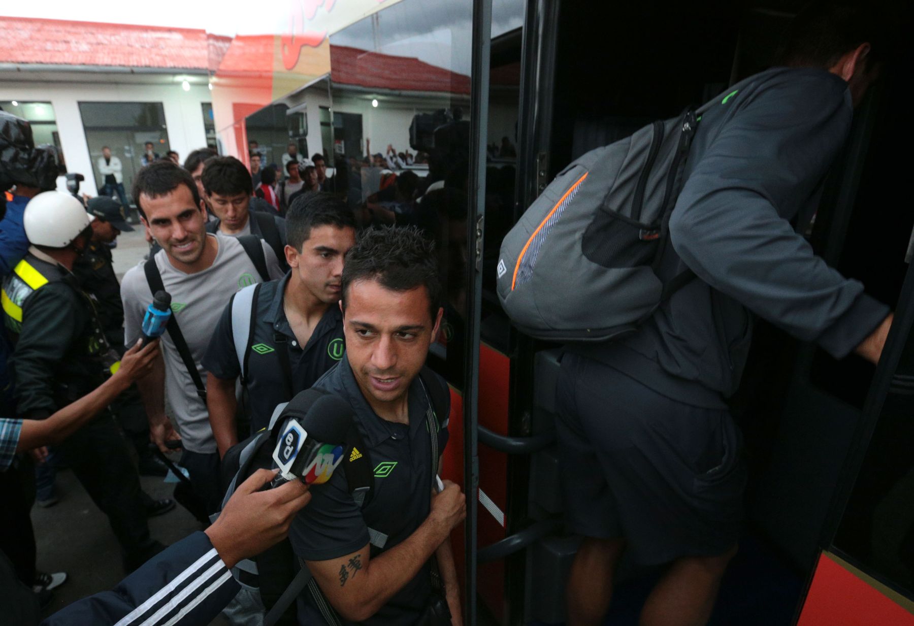 JAUJA,PERÚ-DICIEMBRE 17. Universitario de Deportes arriba a la ciudad de Jauja para trasladarce a su hotel de concentración para la final del Campeonato 2013. Foto:ANDINA/archivo.