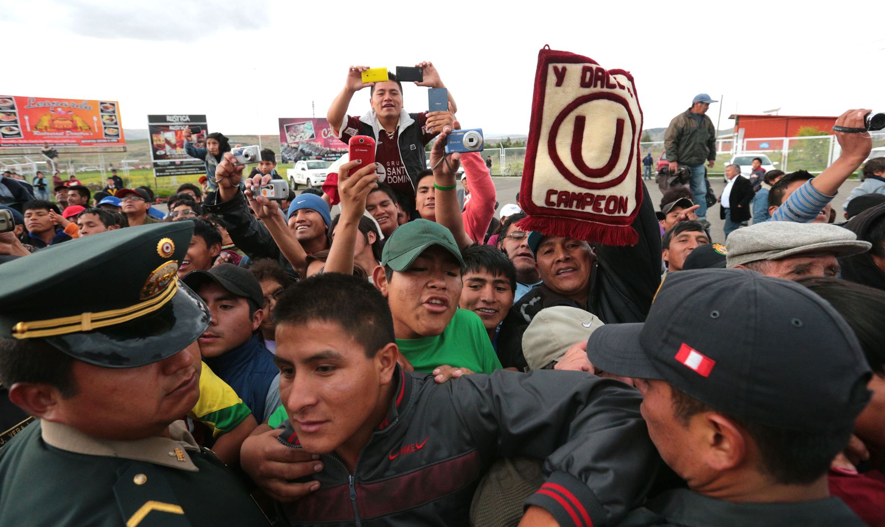JAUJA,PERÚ-DICIEMBRE 17. Universitario de Deportes arriba a la ciudad de Jauja para trasladarce a su hotel de concentración para la final del Campeonato 2013. Foto:ANDINA/archivo.
