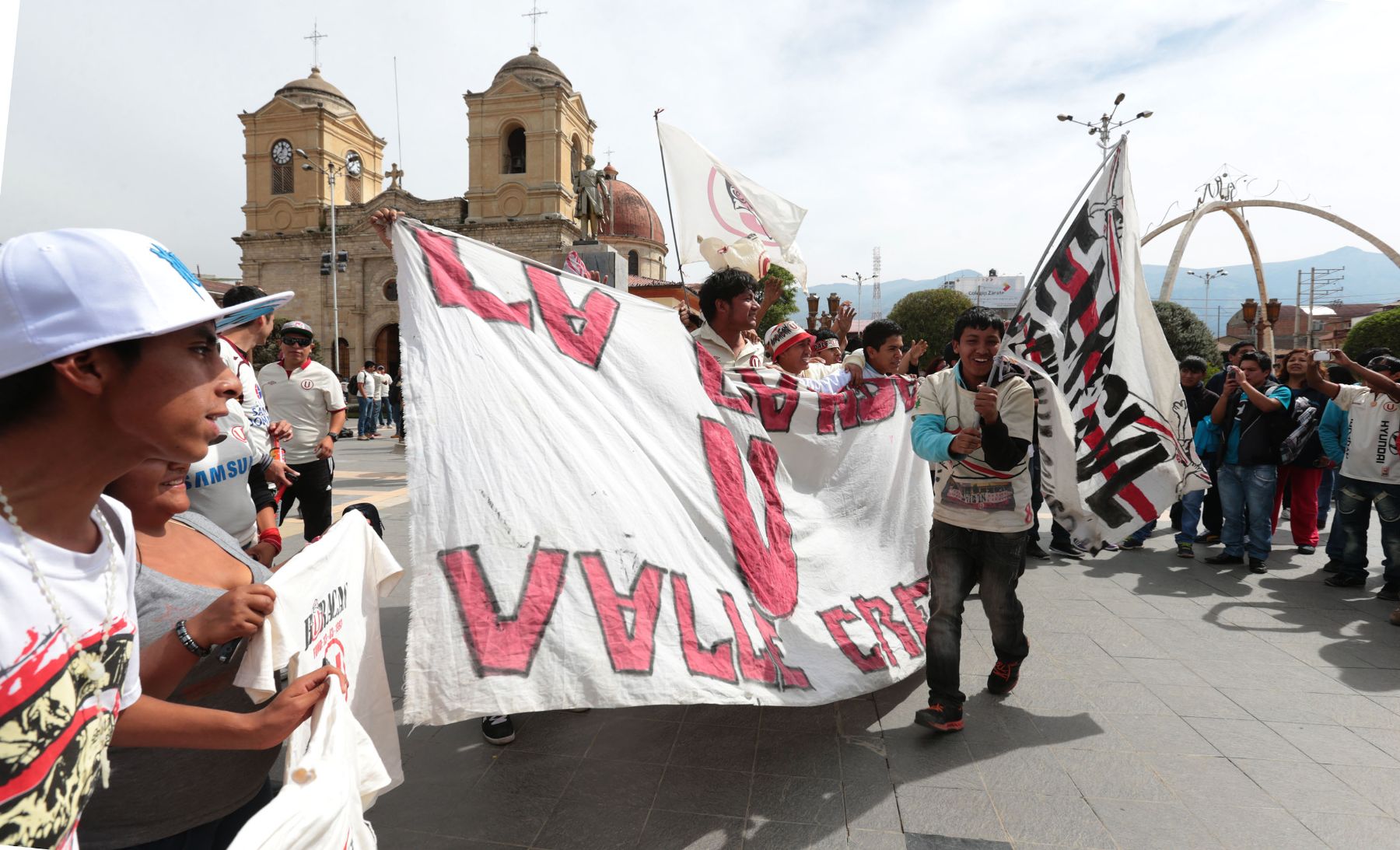 HUANCAYO,PERÚ-DICIEMBRE 18.Hinchas de Universitario de Deportes en plaza de armas esperando encuentro de la final del campeonato 2013.Foto: ANDINA/archivo.