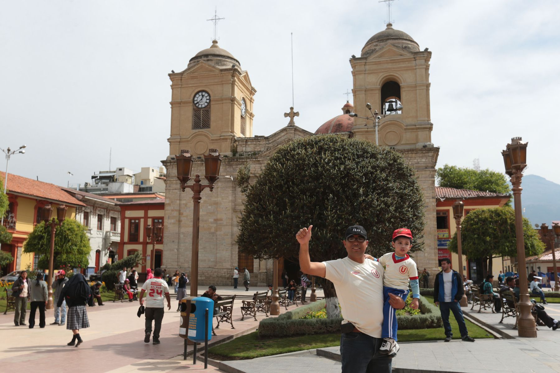 HUANCAYO,PERÚ-DICIEMBRE 18.Hinchas de Universitario de Deportes en plaza de armas esperando encuentro de la final del campeonato 2013.Foto: ANDINA/archivo.