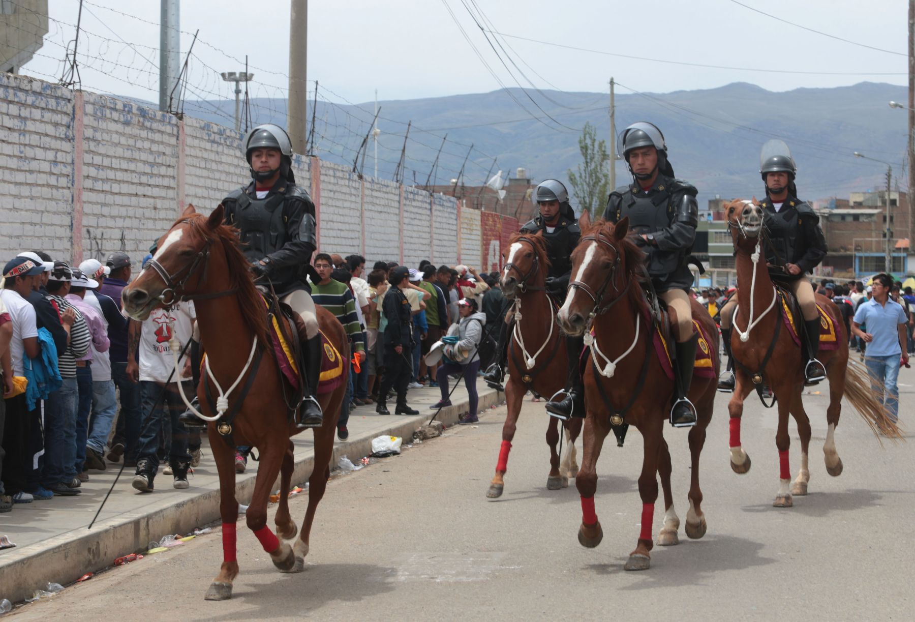 HUANCAYO,PERÚ-DICIEMBRE 18.Afueras del estadio  Huancayo para el encuentro Universitario de Deportes y Real Garcilaso para final del campeonato 2013.Foto: ANDINA/archivo.