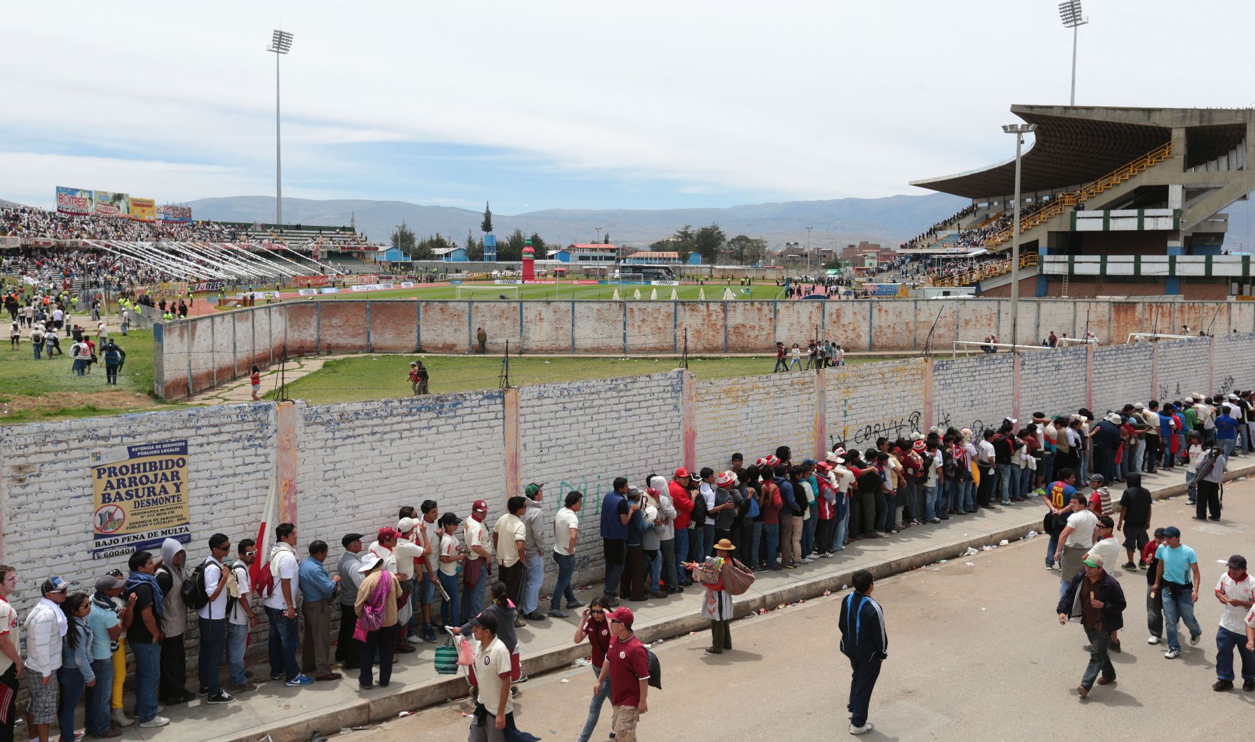 HUANCAYO,PERÚ-DICIEMBRE 18.Afueras del estadio  Huancayo para el encuentro Universitario de Deportes y Real Garcilaso para final del campeonato 2013.Foto: ANDINA/archivo.