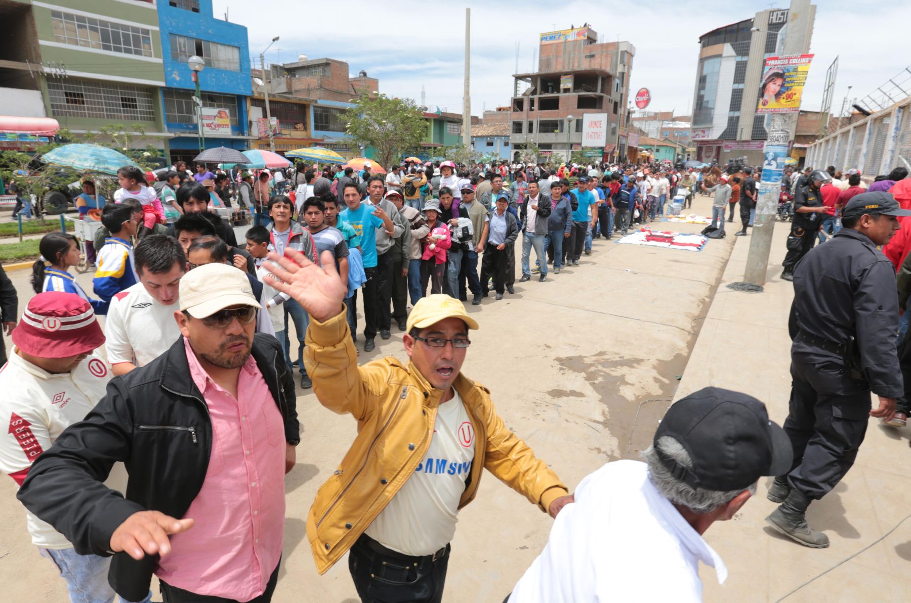 HUANCAYO,PERÚ-DICIEMBRE 18.Afueras del estadio  Huancayo para el encuentro Universitario de Deportes y Real Garcilaso para final del campeonato 2013.Foto: ANDINA/archivo.