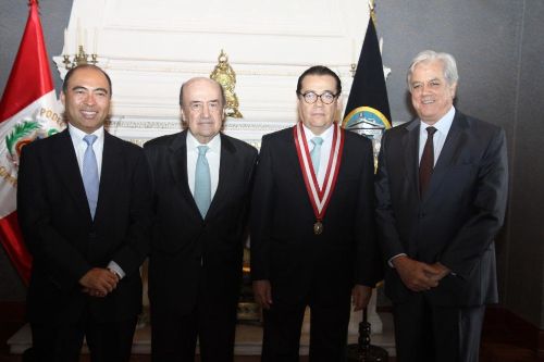 Directores del BCR, Gustavo Yamada, Eduardo Gonzáles y Drago Kisic, posan junto al titular del Poder Judicial, Enrique Mendoza. Foto: Poder Judicial.