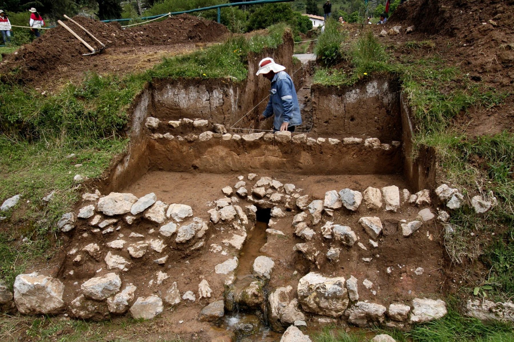Descubren canal inca en el complejo arqueológico de Sacsayhuamán.