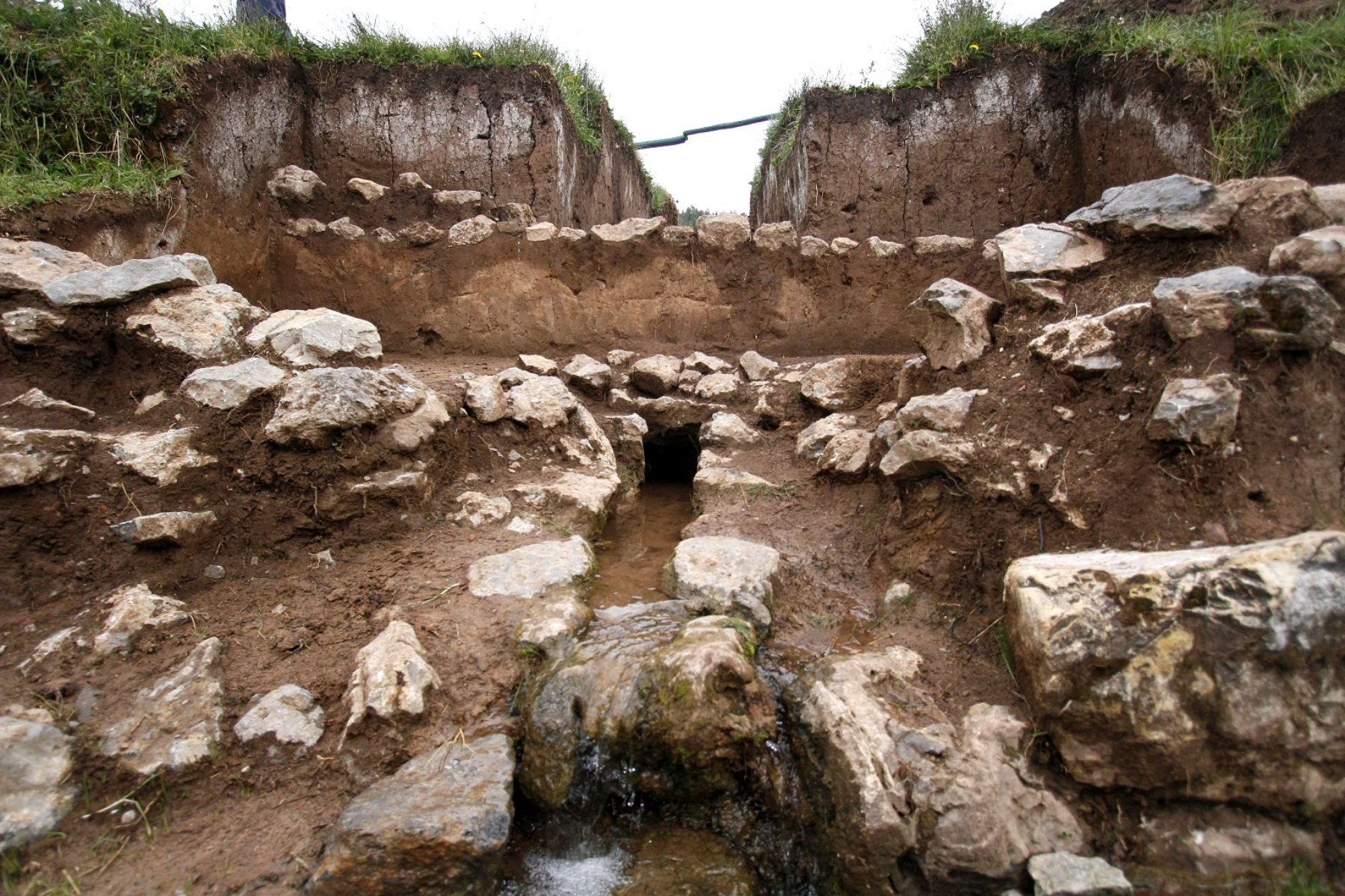 Descubren canal inca en el complejo arqueológico de Sacsayhuamán.