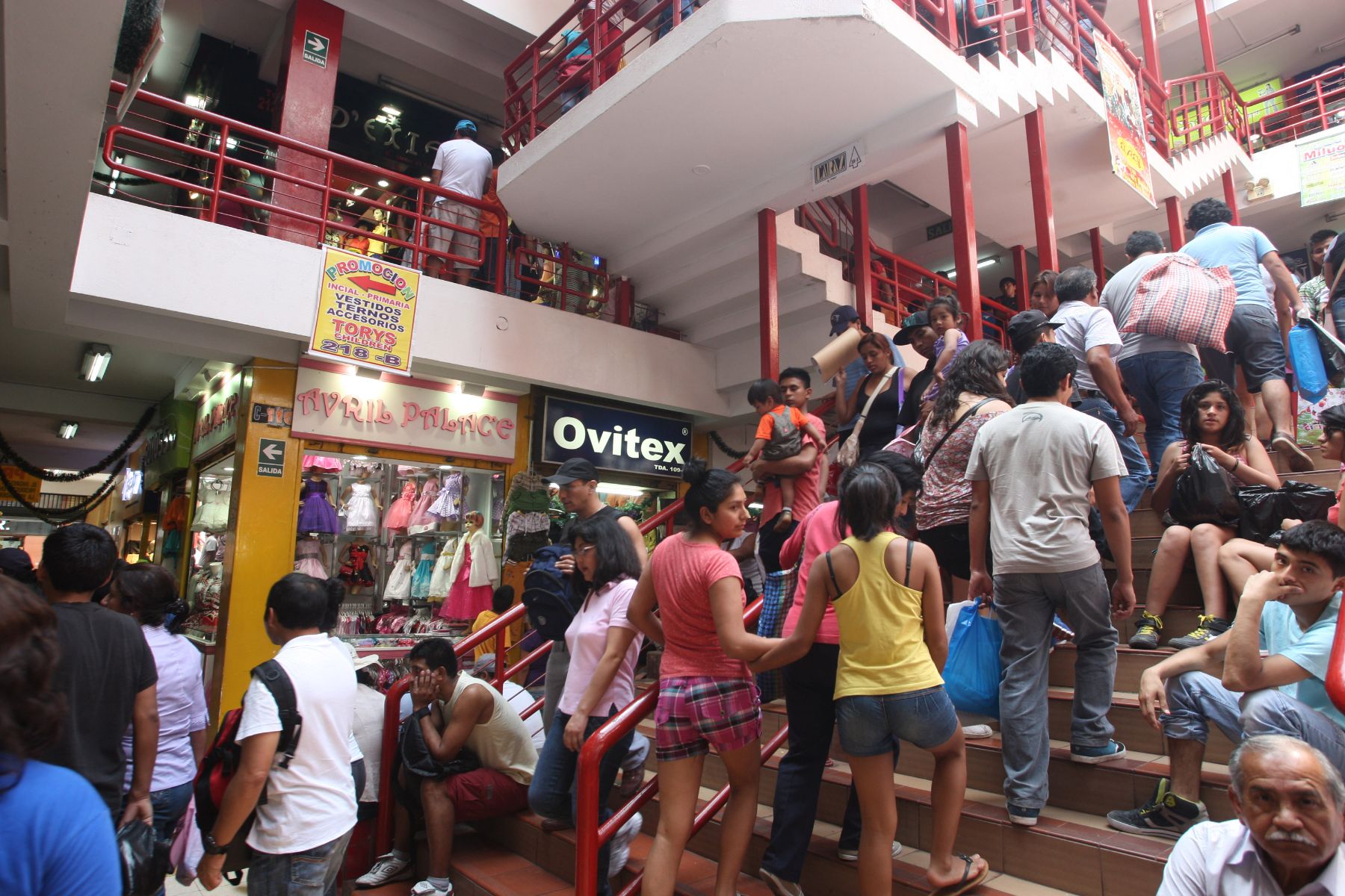 Los centros comerciales se llenan de clientes por fiestas de fin de año. ANDINA/archivo