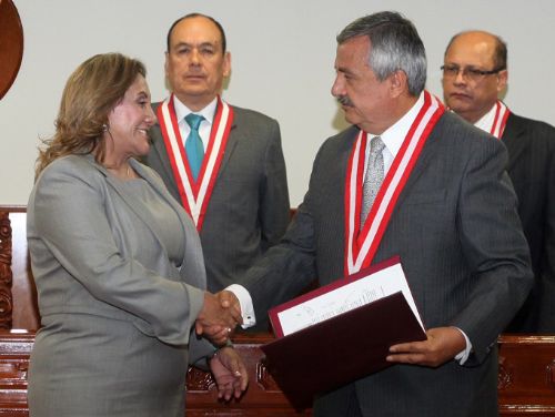 Lima, Perú - Diciembre 23, 2012. JNE entrega credencial de congresista a Carmen Rosa Núñez de Acuña, reemplazante de destituido Michael Urtecho.