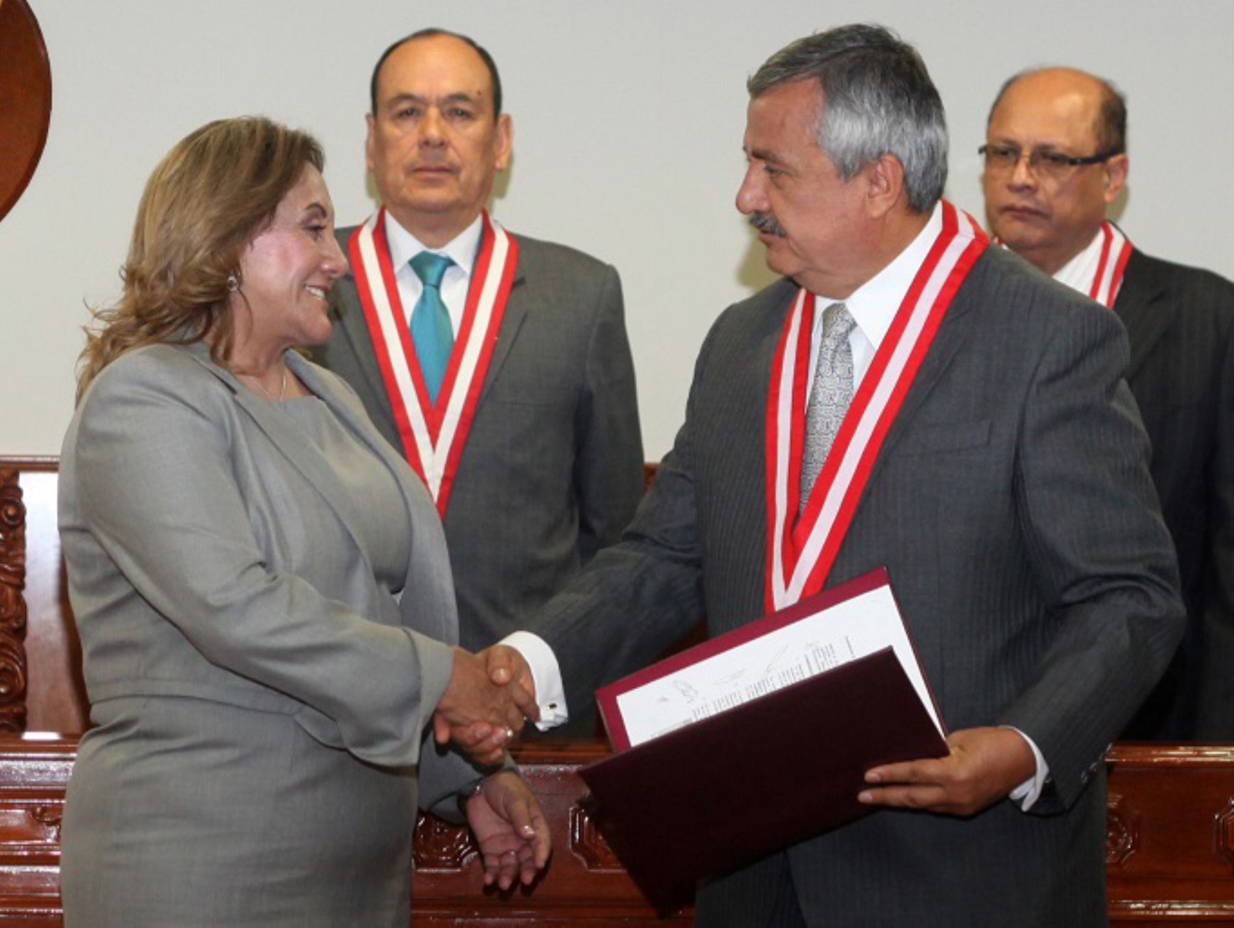 Lima, Perú - Diciembre 23, 2012. JNE entrega credencial de congresista a Carmen Rosa Núñez de Acuña, reemplazante de destituido Michael Urtecho.