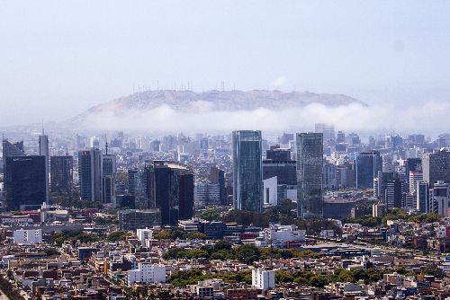 LIMA, PERÚ - DICIEMBRE 26. Vista aérea del Centro Financiero de la capital, durante el patrullaje del helicóptero de la policía nacional. Foto: ANDINA