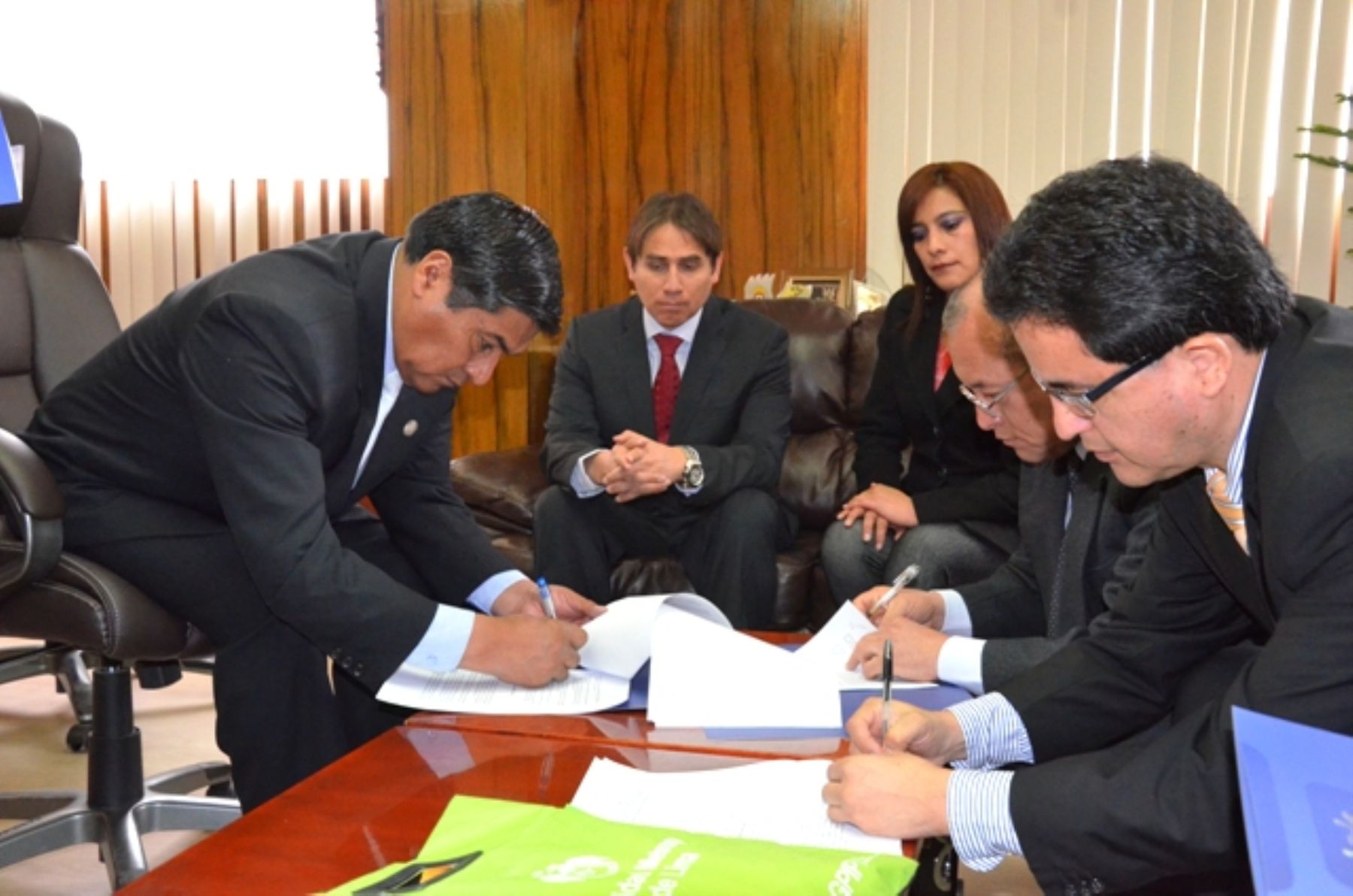 El presidente regional de Puno, Mauricio Rodríguez, y representantes de consorcio privado suscriben convenio para la construcción de hospital de Macusani. Foto: ANDINA/Difusión.