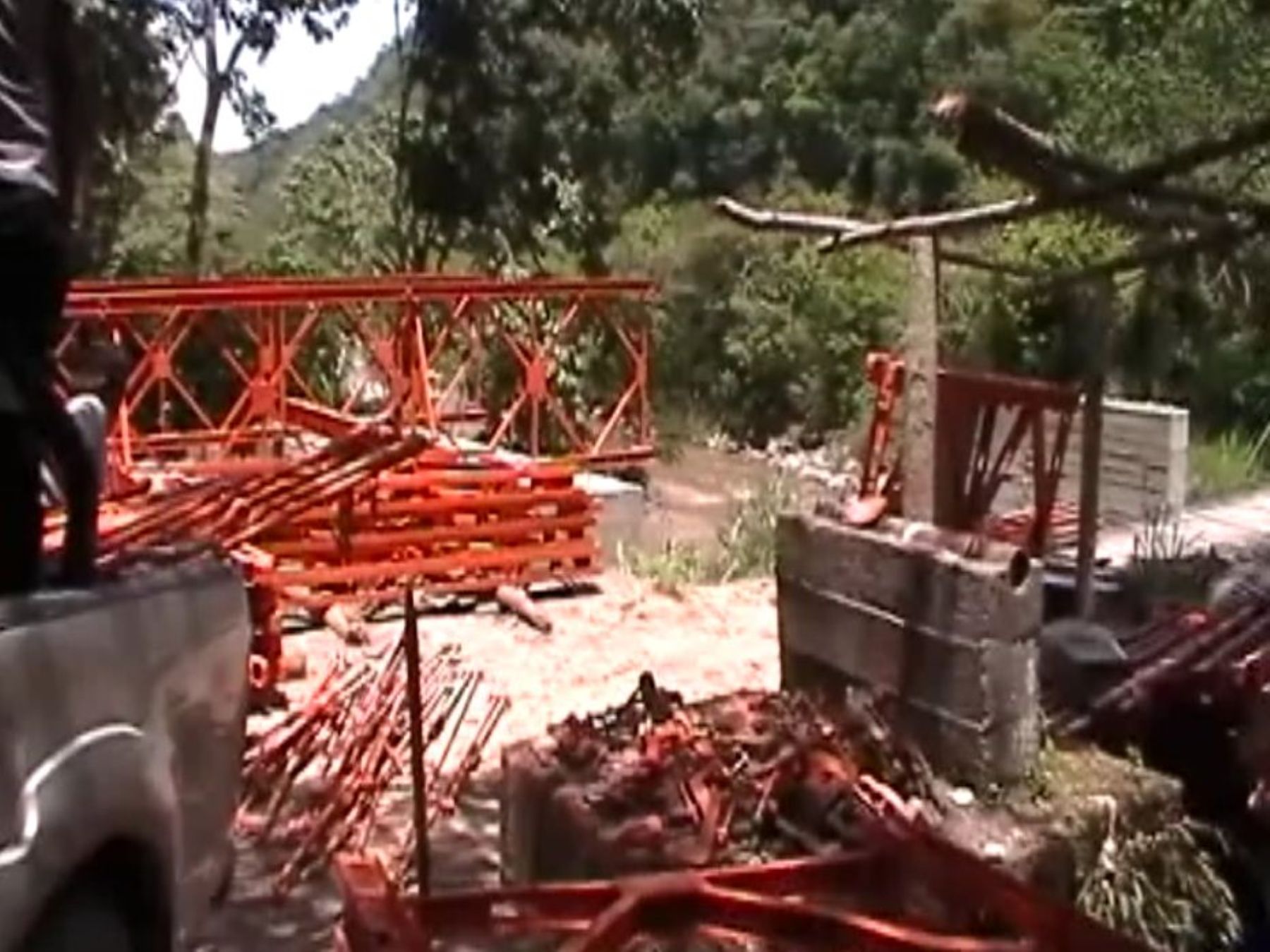 Construyen puente para mejorar comunicación de distrito de Vitoc, en la ...