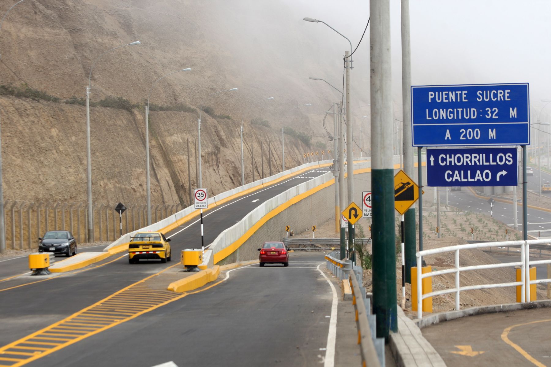 Vista de un tramo de carretera costera que luce perfecta gracias al <strong>Esmalte vial anti-salitre</strong>.