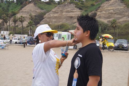 Frente al golpe de calor y las radiaciones extremadamente altas, debemos emplear solo bloqueadores de alta protección. Foto: Andina/Difusión