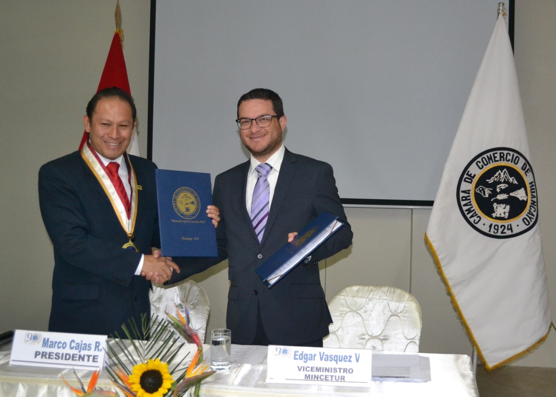 Presidente de la Cámara de Comercio de Huancayo, Marco Cajas, y viceministro de Comercio Exterior, Edgar Vásquez, firmaron acuerdo.