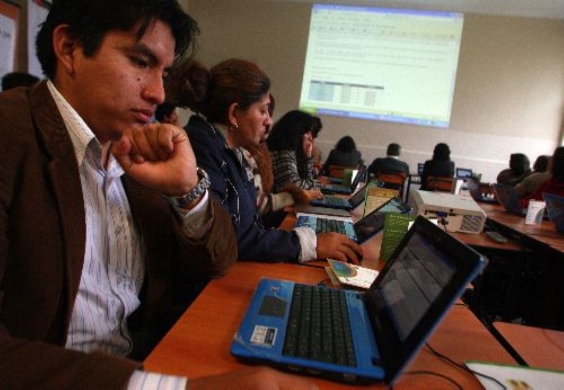 Entregarán cerca de 9 mil lap tops a docentes de la región Huancavelica. Foto: ANDINA/Difusión.