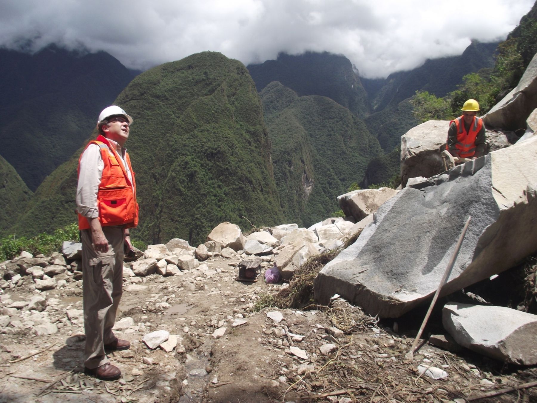 El viceministro de Turismo, José Miguel Gamarra, visitó la zona afectada por el deslizamiento y que restringe el paso de vehículos a Machu Picchu.