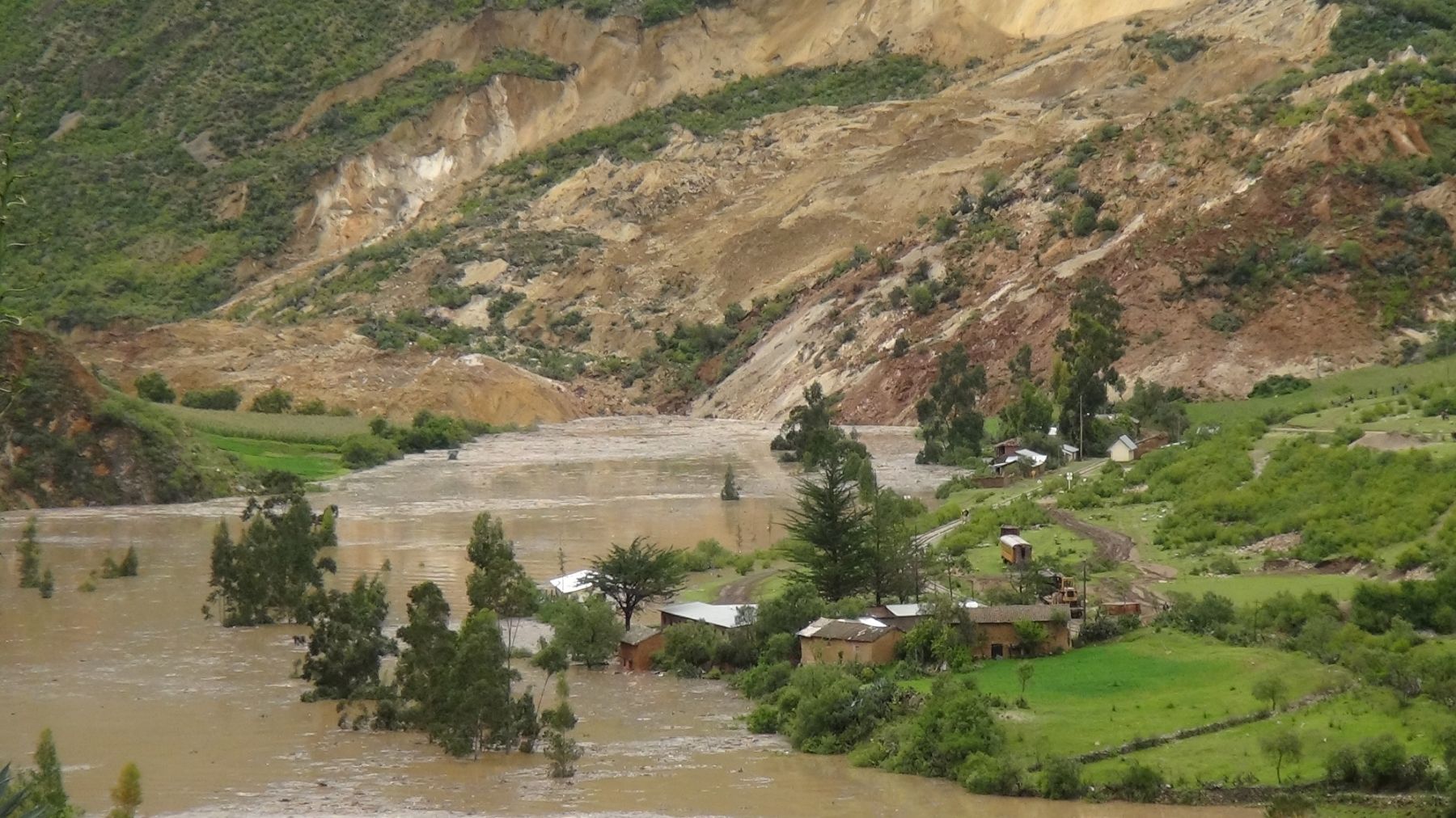 Posible desembalse de las aguas del río Mantaro amenaza a poblado de Cuenca, en Huancavelica.