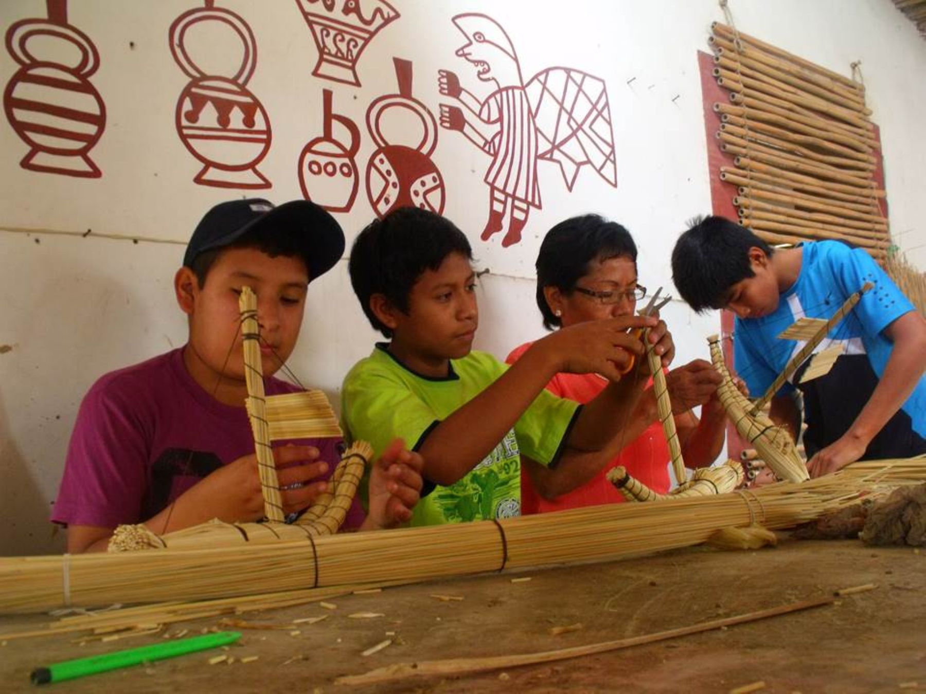 Niños lambayecanos aprenden técnicas de arte popular de sus ancestros.