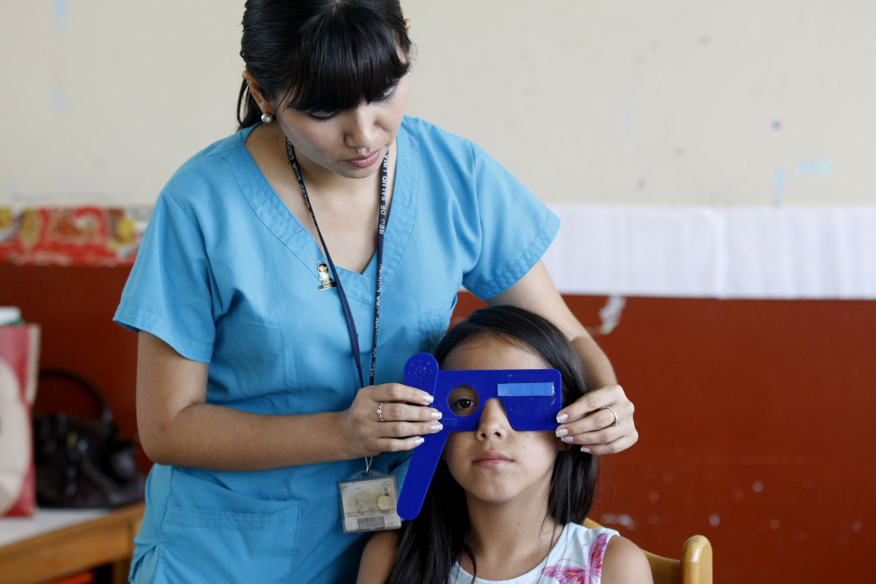 Actualmente, los problemas visuales en niños se ha incrementado por el uso de aparatos tecnológicos. Foto: ANDINA/Norman Córdova