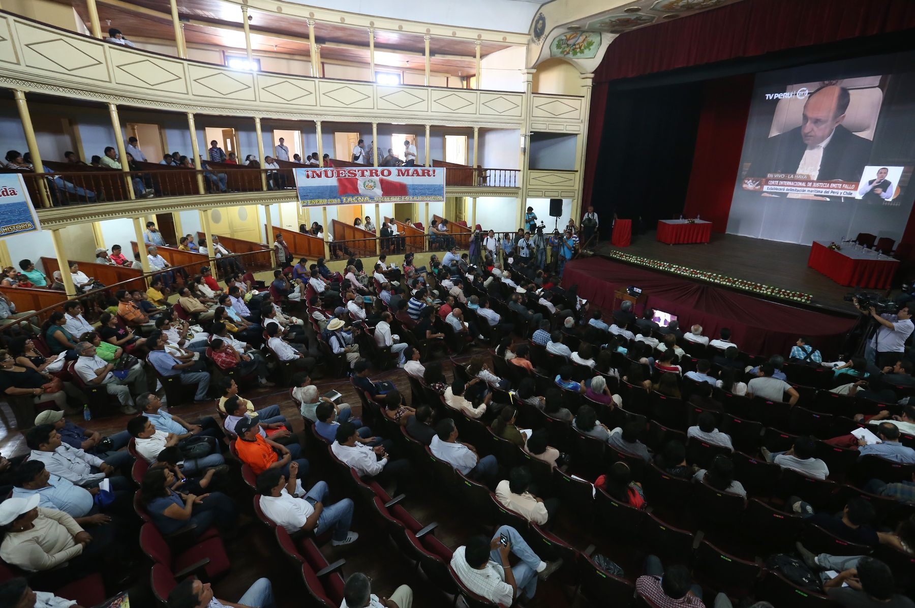 TACNA,PERÚ-ENERO 27 Concentración de Tacneños para escuchar el fallo de la Haya.en el Teatro Municipa.Foto: ANDINA/archivo.