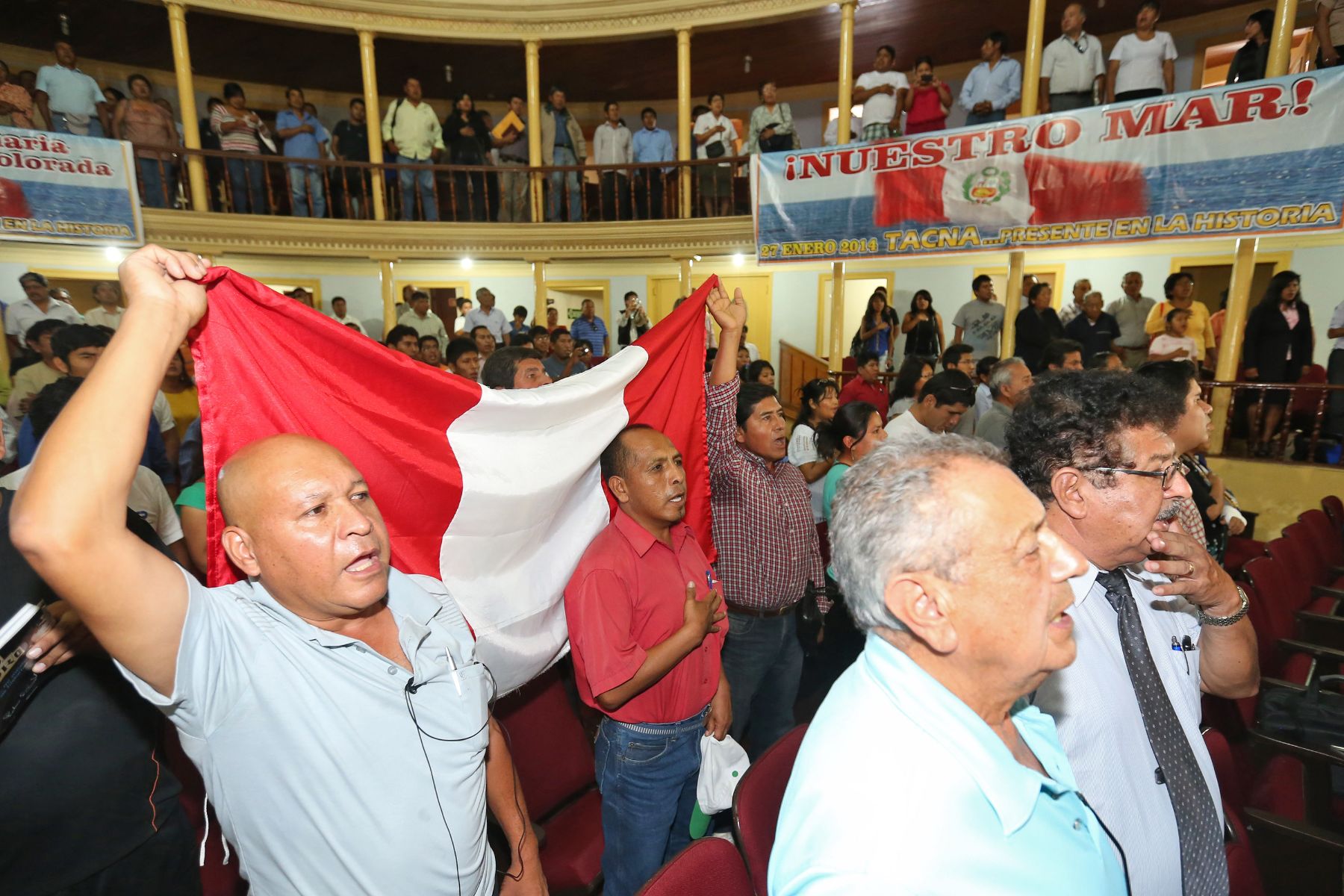 TACNA,PERÚ-ENERO 27. Tacneños celebran tras escuchar el fallo de la Haya.en el Teatro Municipal.
Foto: ANDINA/archivo.