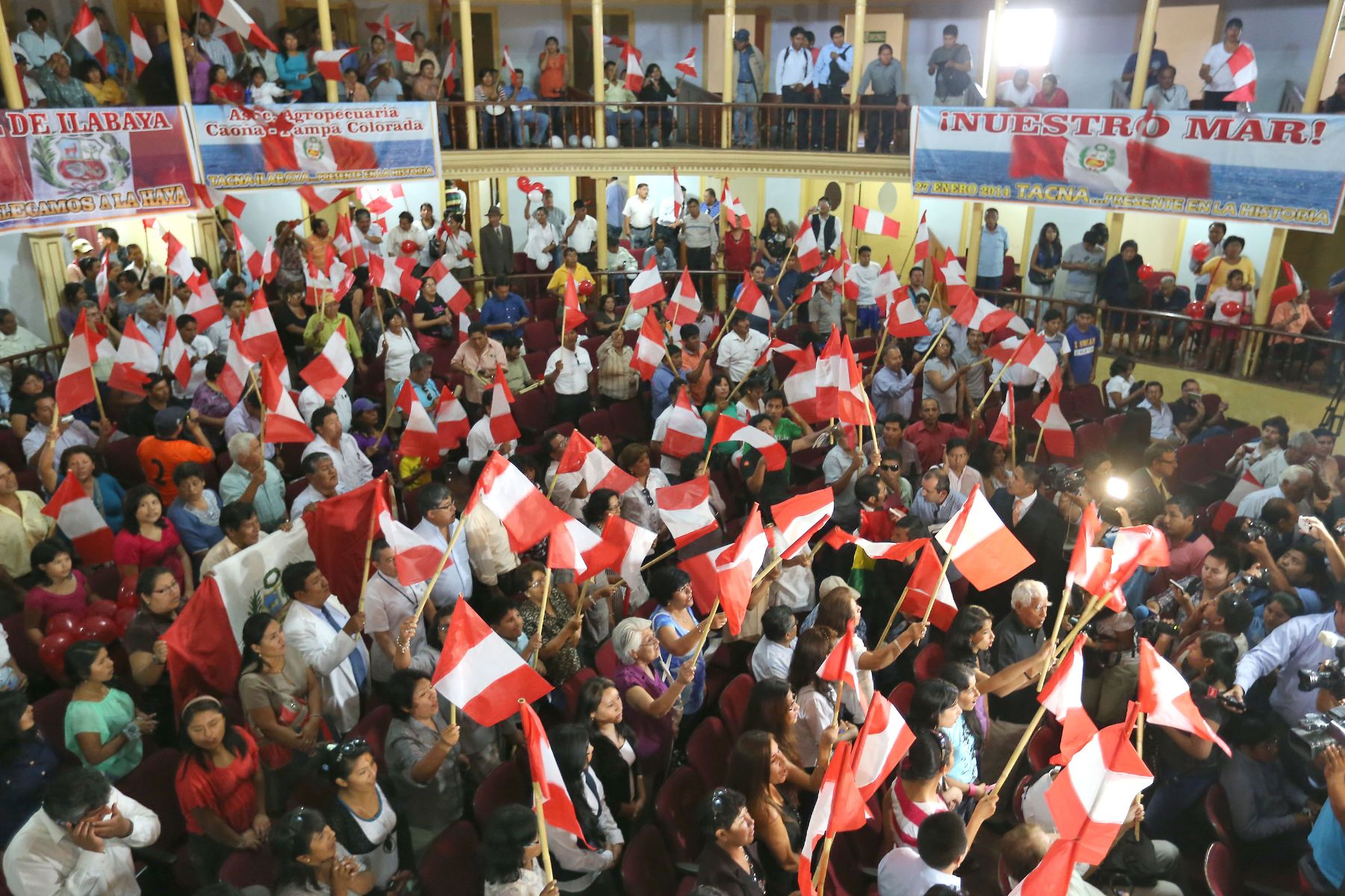 TACNA,PERÚ-ENERO 27. Tacneños celebran tras escuchar el fallo de la Haya.en el Teatro Municipal.
Foto: ANDINA/archivo.