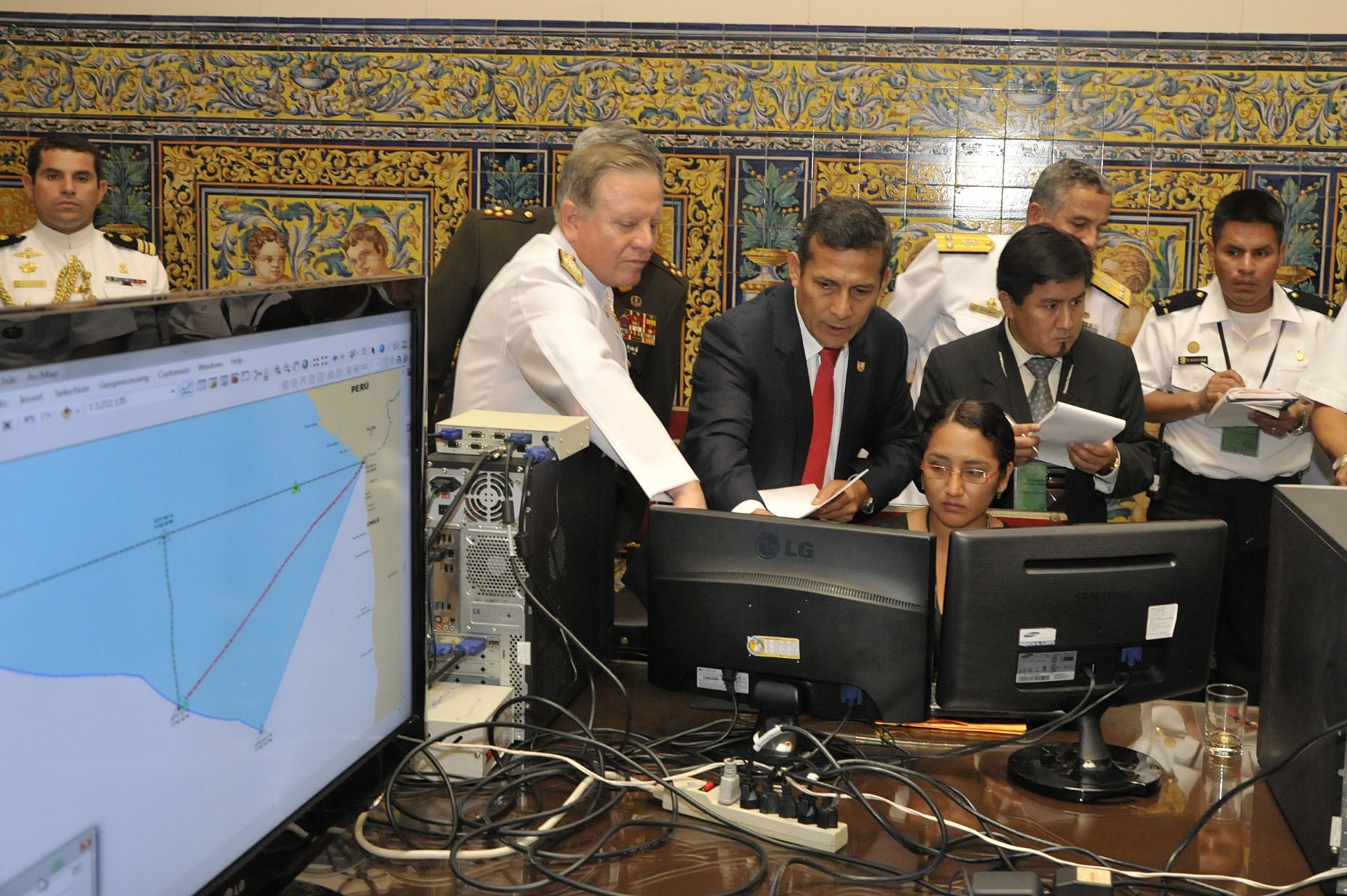 LIMA. 27 DE ENERO. Presidente Ollanta Humala y almirante Carlos Tejada analizan nuevo trazo limítrofe del Perú y Chile luego de sentencia de la Corte Internacional de Justicia de la Haya. Foto: ANDINA/Prensa Presidencia