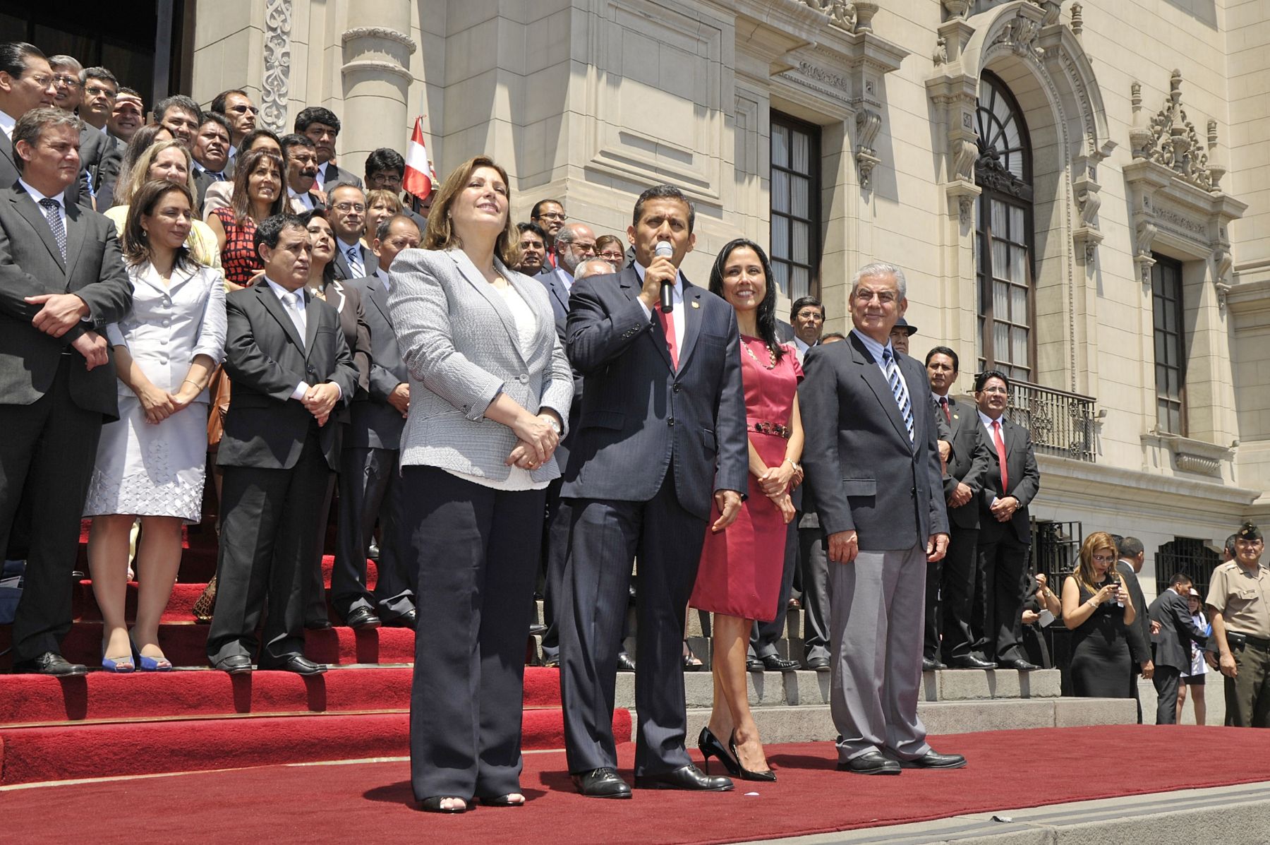 LIMA. 27 DE ENERO. Presidente Ollanta Humala, emite discurso en el Patio de Honor de Palacio de Gobierno, acompañado de congresistas de la República, ministros de Estado, y principales autoridades de la nación junto al pueblo peruano, luego de sentencia de la Corte Internacional de Justicia de la Haya. Foto: ANDINA/Prensa Presidencia