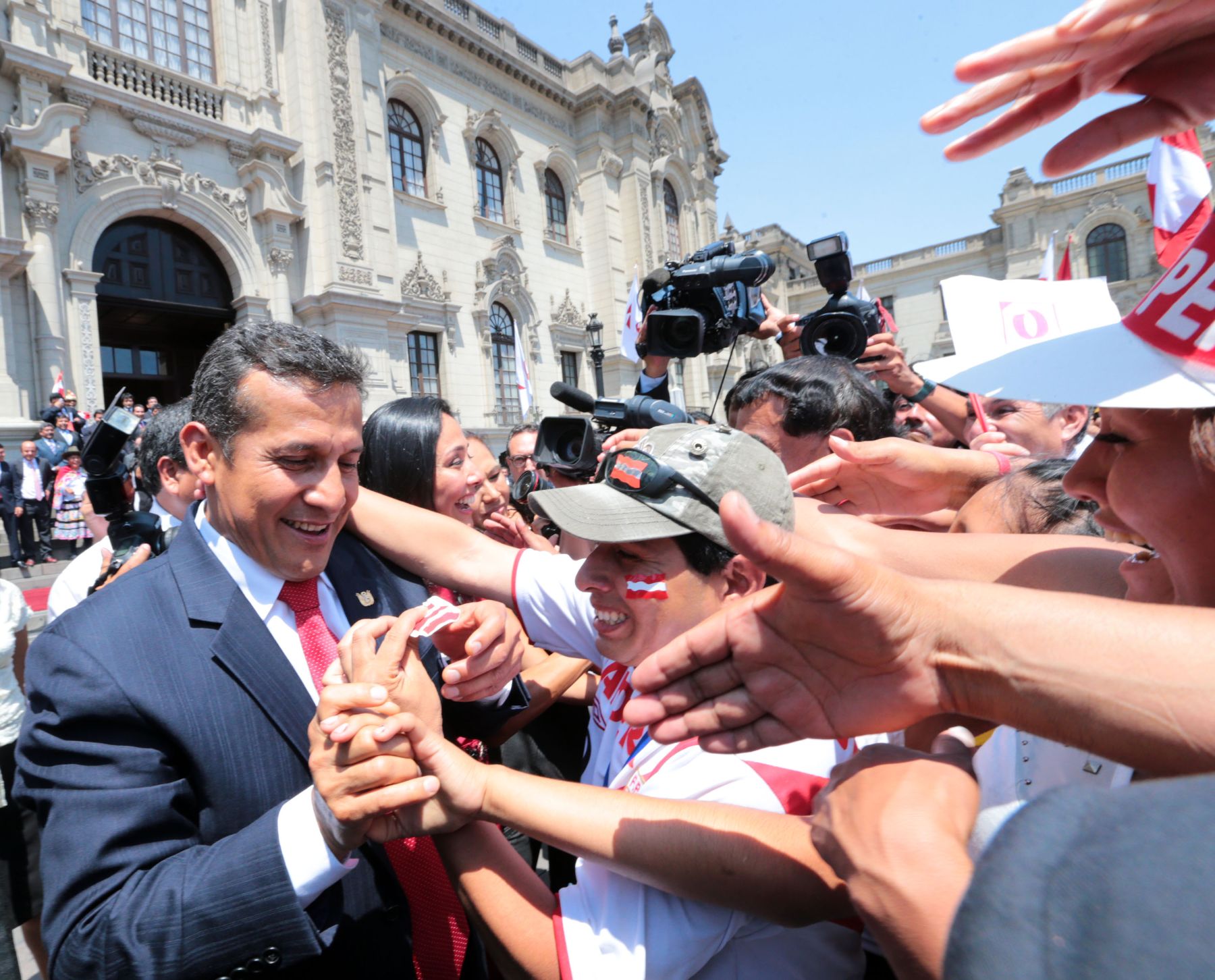 LIMA. 27 DE ENERO. Presidente Ollanta Humala, emite discurso en el Patio de Honor de Palacio de Gobierno, acompañado de congresistas de la República, ministros de Estado, y principales autoridades de la nación junto al pueblo peruano, luego de sentencia de la Corte Internacional de Justicia de la Haya.Foto:ANDINA/Carlos Lezama
