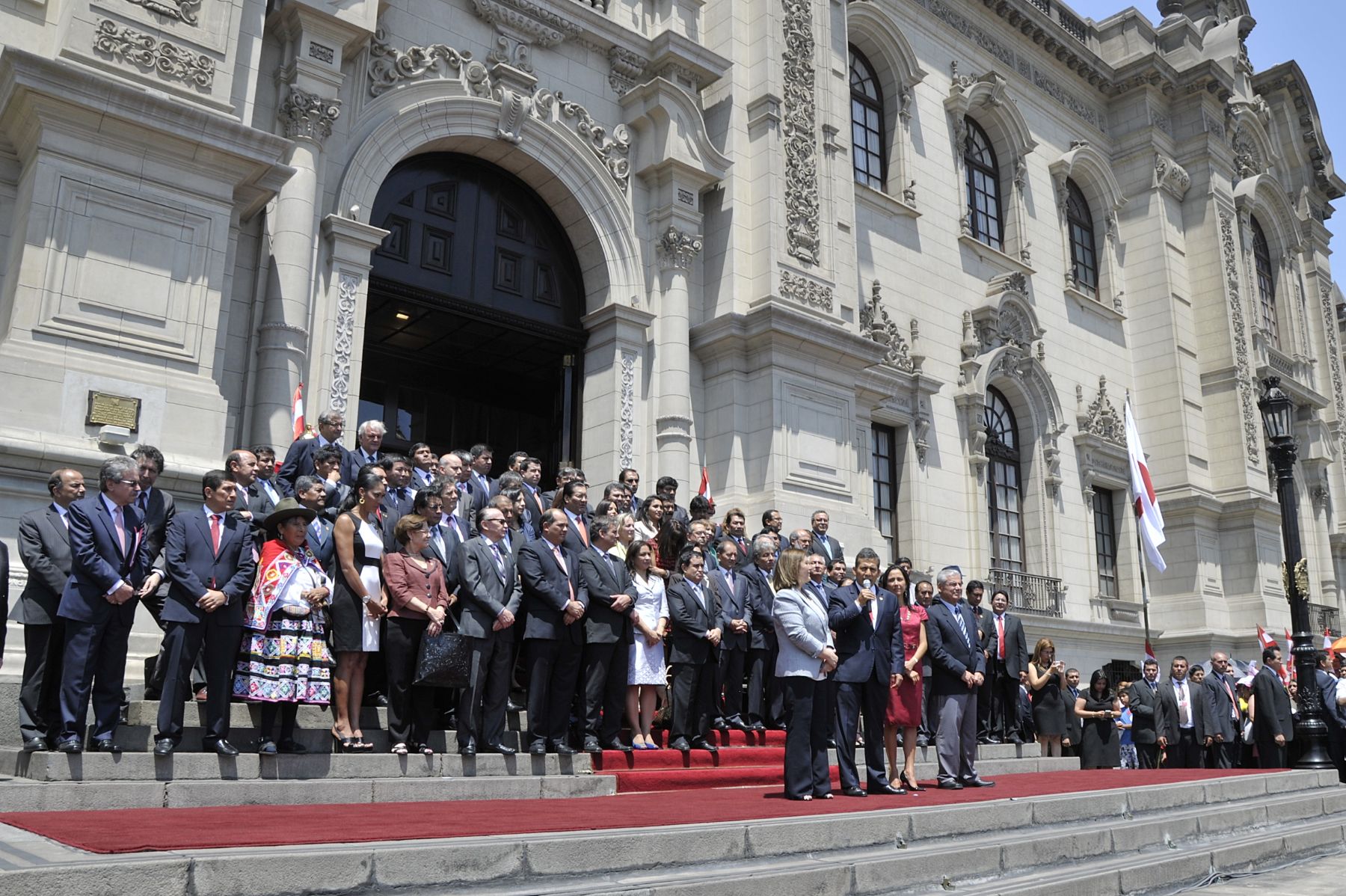 LIMA. 27 DE ENERO. Presidente Ollanta Humala, emite discurso en el Patio de Honor de Palacio de Gobierno, acompañado de congresistas de la República, ministros de Estado, y principales autoridades de la nación junto al pueblo peruano, luego de sentencia de la Corte Internacional de Justicia de la Haya. Foto: ANDINA/Prensa Presidencia