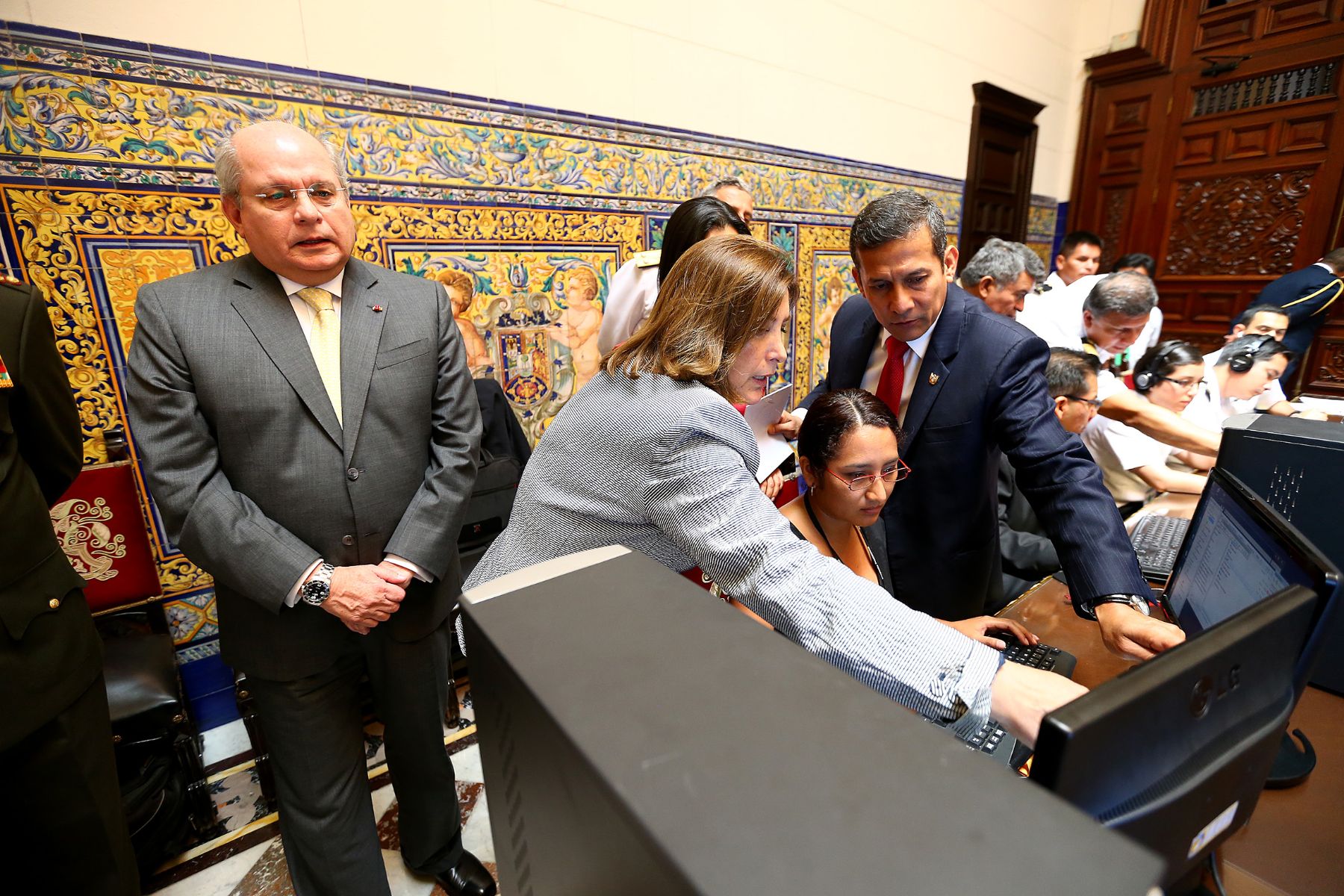 LIMA. 27 DE ENERO. Presidente Ollanta Humala Tasso, Canciller Eda Rivas, Ministro de Defensa Pedro Cateriano, y alto mando de las Fuerzas Armadas analizan nuevo trazo limítrofe del Perú y Chile luego de sentencia de la Corte Internacional de Justicia de la Haya. 

Foto: ANDINA/Prensa Presidencia