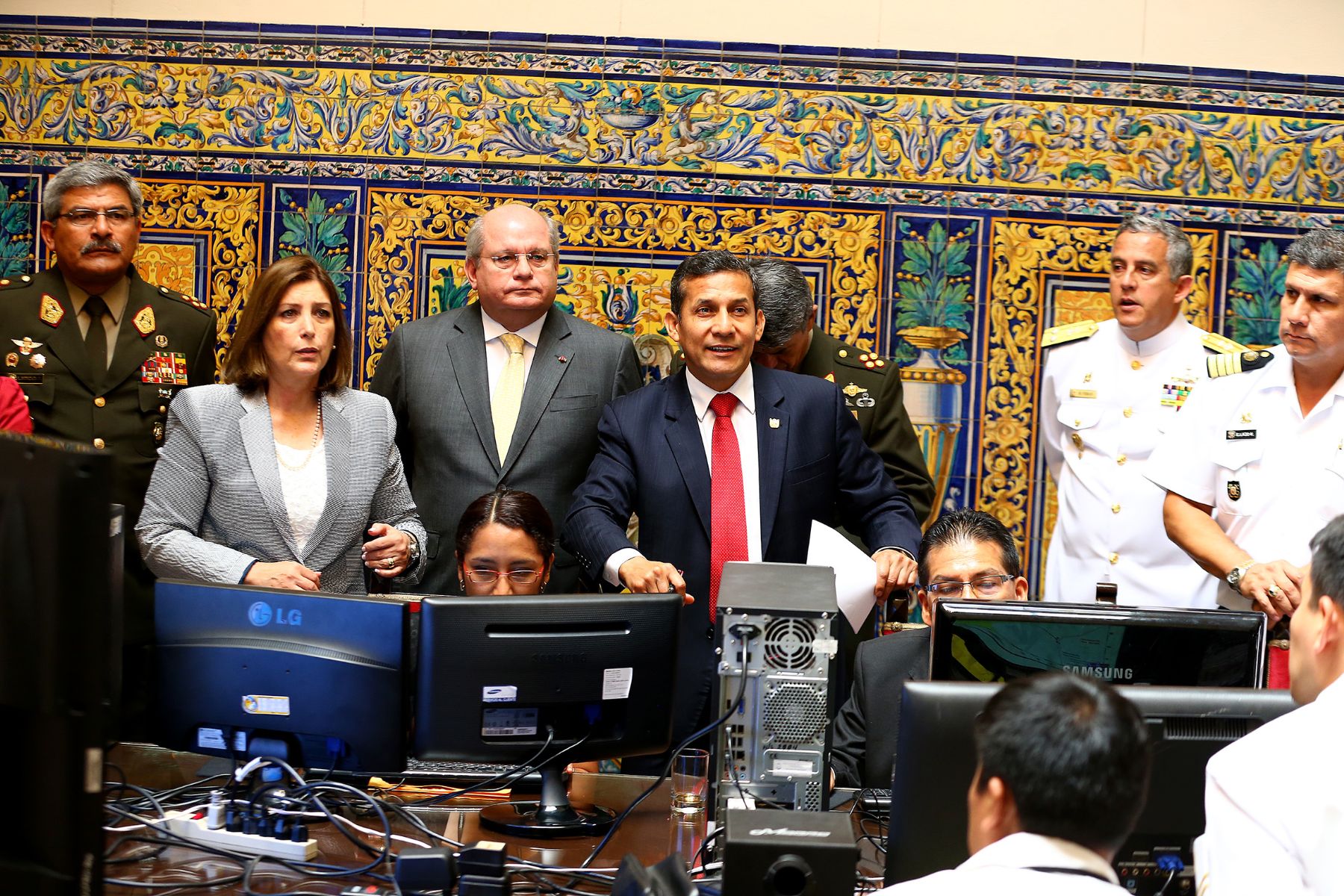 LIMA. 27 DE ENERO. Presidente Ollanta Humala Tasso, Canciller Eda Rivas, Ministro de Defensa Pedro Cateriano, y alto mando de las Fuerzas Armadas analizan nuevo trazo limítrofe del Perú y Chile luego de sentencia de la Corte Internacional de Justicia de la Haya. 

Foto: ANDINA/Prensa Presidencia