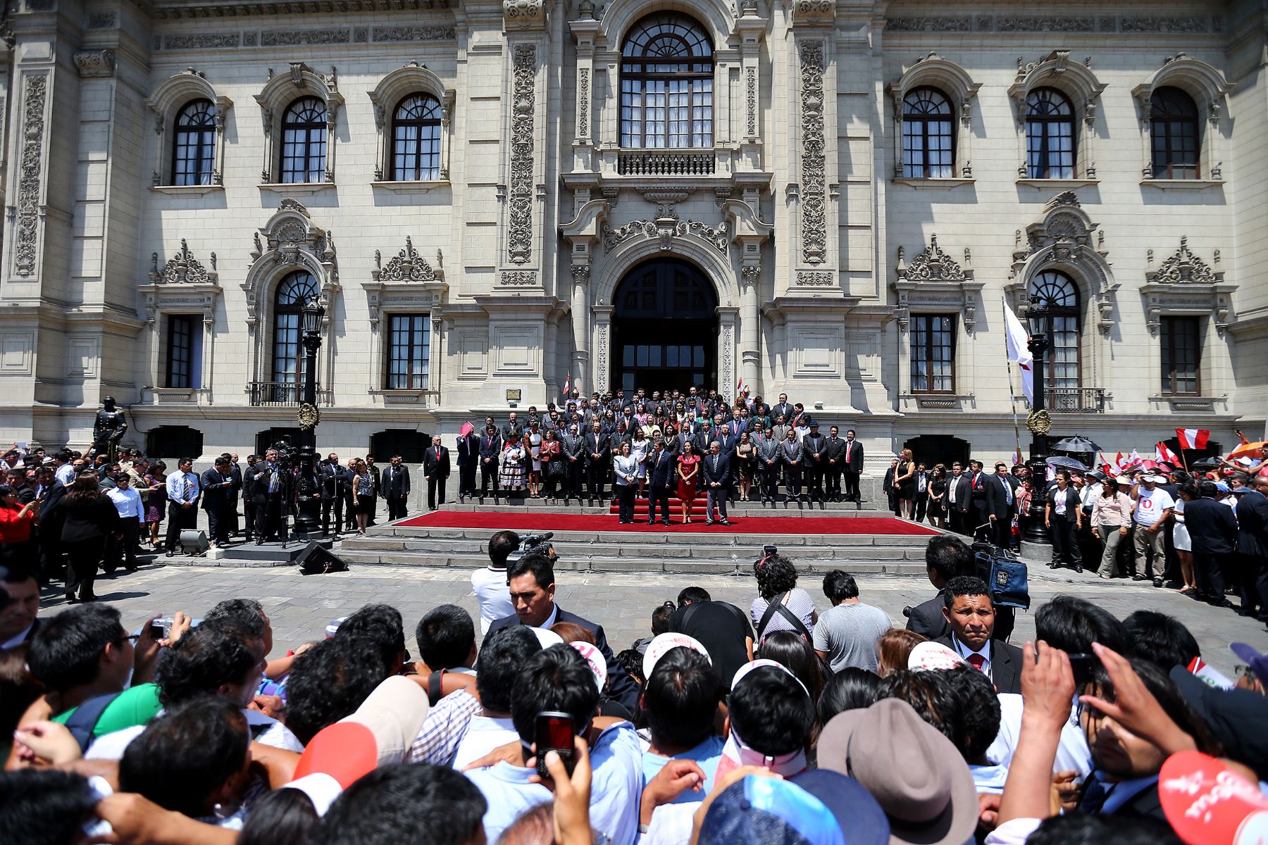 LIMA. 27 DE ENERO. Presidente Ollanta Humala, emite discurso en el Patio de Honor de Palacio de Gobierno, acompañado de congresistas de la República, ministros de Estado, y principales autoridades de la nación junto al pueblo peruano, luego de sentencia de la Corte Internacional de Justicia de la Haya.

Foto:ANDINA/Prensa Presidencia