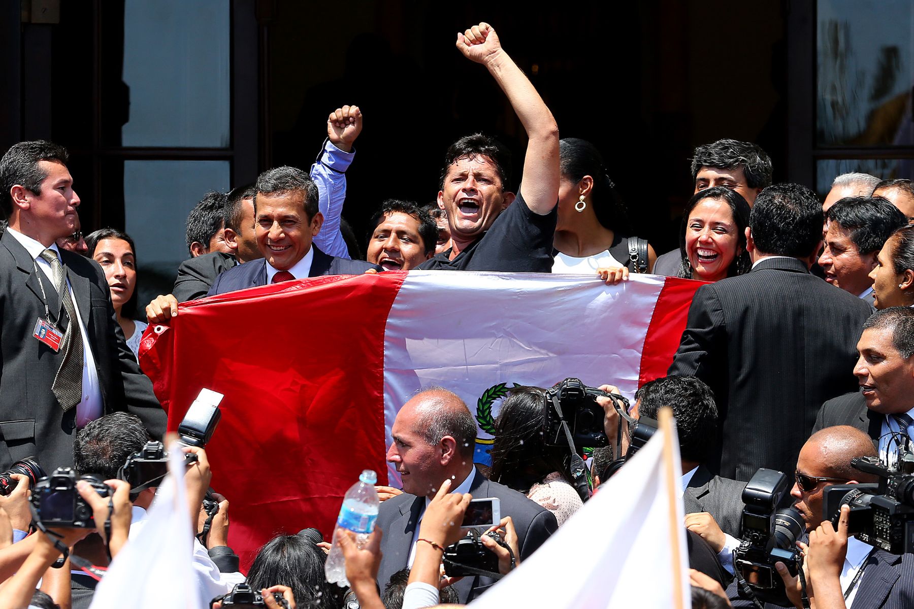LIMA. 27 DE ENERO. Presidente Ollanta Humala, emite discurso en el Patio de Honor de Palacio de Gobierno, acompañado de congresistas de la República, ministros de Estado, y principales autoridades de la nación junto al pueblo peruano, luego de sentencia de la Corte Internacional de Justicia de la Haya.

Foto:ANDINA/Prensa Presidencia