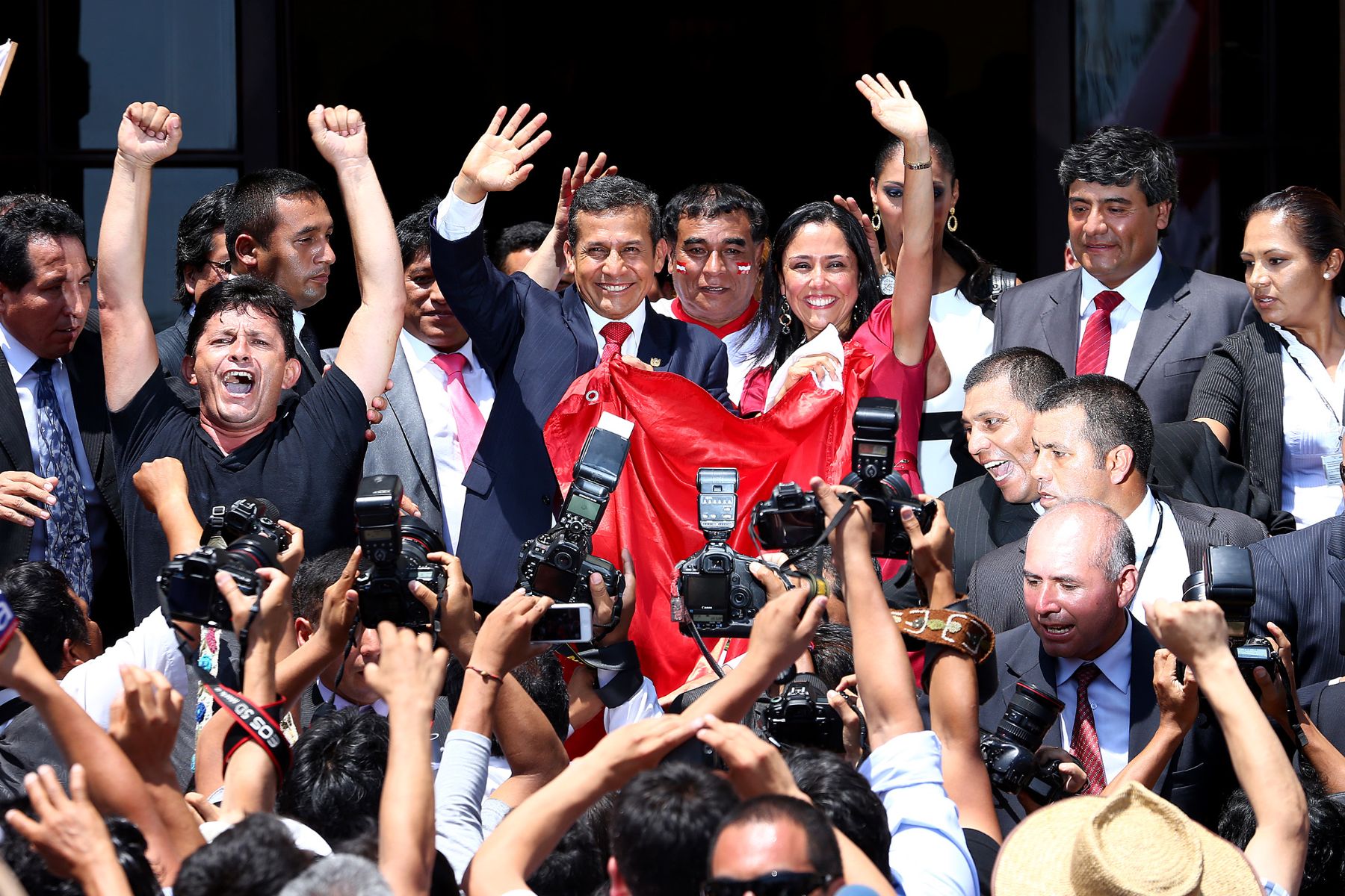 LIMA. 27 DE ENERO. Presidente Ollanta Humala, emite discurso en el Patio de Honor de Palacio de Gobierno, acompañado de congresistas de la República, ministros de Estado, y principales autoridades de la nación junto al pueblo peruano, luego de sentencia de la Corte Internacional de Justicia de la Haya.

Foto:ANDINA/Prensa Presidencia