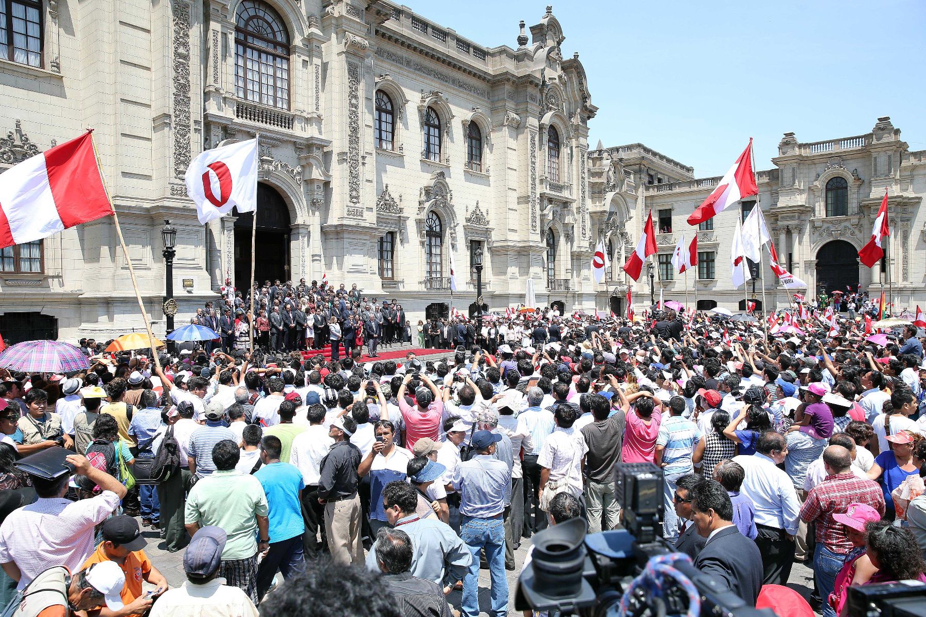 LIMA. 27 DE ENERO. El presidente Ollanta Humala Tasso, en el Patio de Honor de Palacio de Gobierno, celebró que la Corte de La Haya le haya otorgado al Perú "más del 70 por ciento del total de la demanda" que presentó Lima para que se modifique el límite marítimo. Foto:ANDINA/Prensa Presidencia