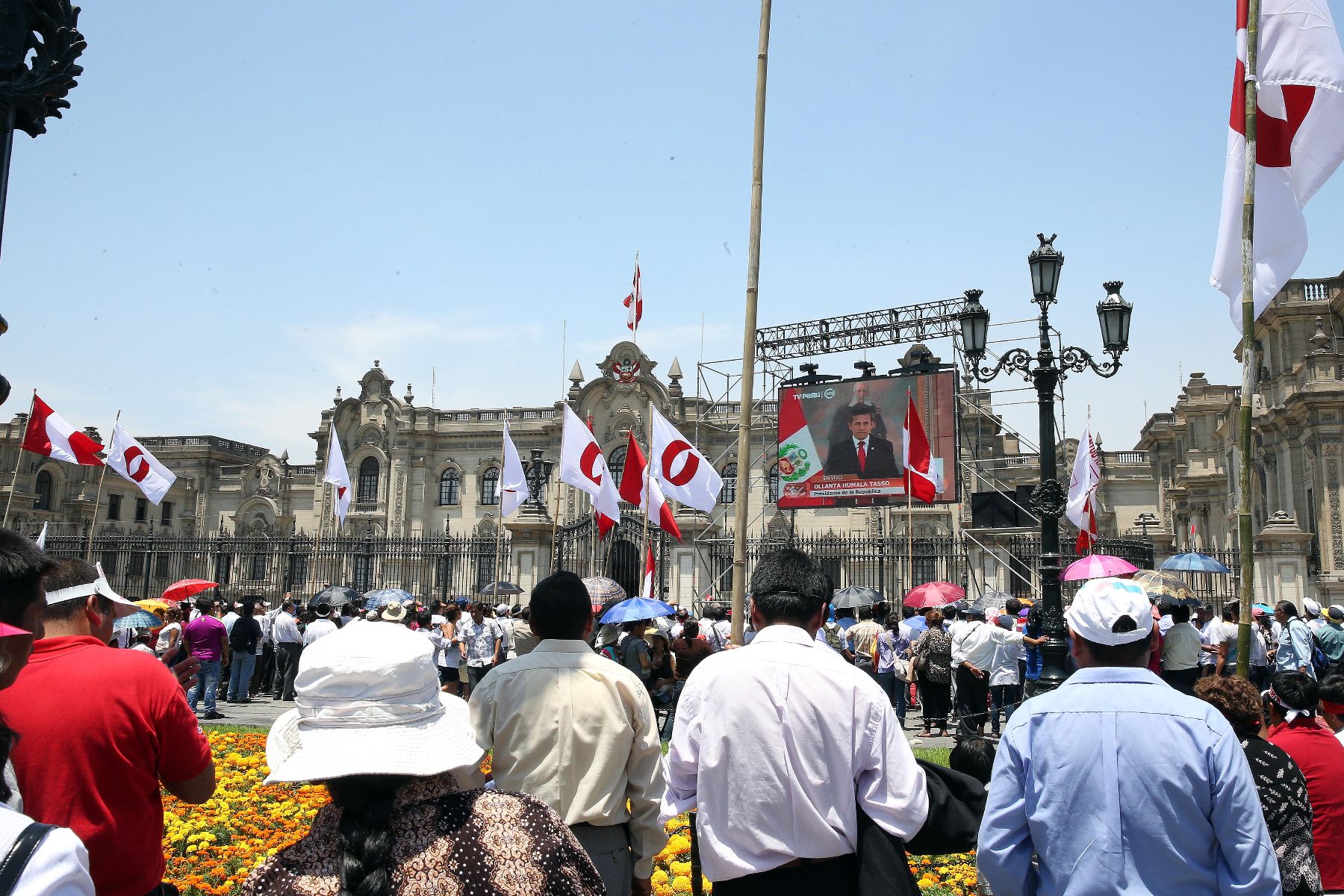 LIMA,PERU ENERO 27. Ciudadanos se han hecho presentes en la Plaza de Armas de Lima y siguieron atentamente el fallo de La Haya  y Mensaje a la naciòn del Pte. Ollanta Humala;por pantallas instaladas en el frontis de Palacio de Gobierno.
Foto: Andina/Prensa Presidencia