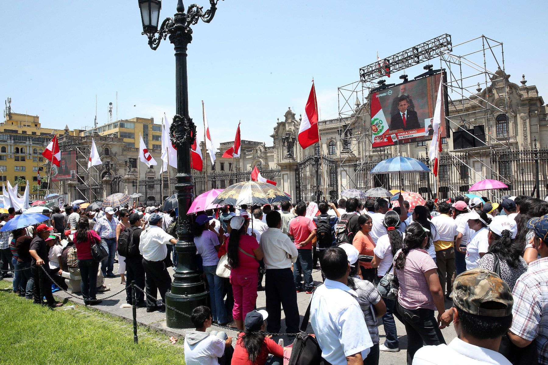 LIMA,PERU ENERO 27. Ciudadanos se han hecho presentes en la Plaza de Armas de Lima y siguieron atentamente el fallo de La Haya  y Mensaje a la naciòn del Pte. Ollanta Humala;por pantallas instaladas en el frontis de Palacio de Gobierno.
Foto: Andina/Prensa Presidencia