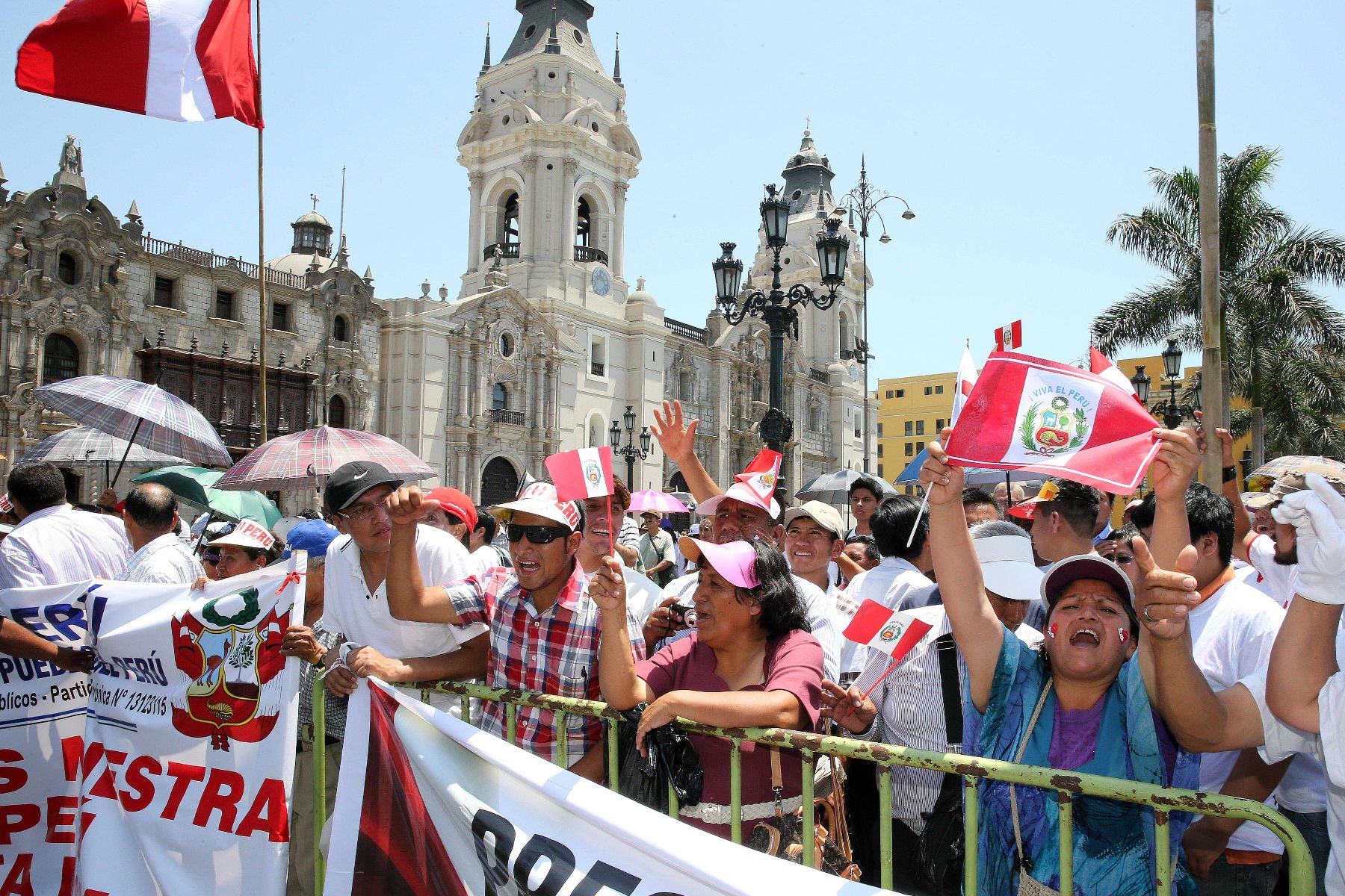 LIMA,PERU ENERO 27. Ciudadanos se han hecho presentes en la Plaza de Armas de Lima y siguieron atentamente el fallo de La Haya  y Mensaje a la naciòn del Pte. Ollanta Humala;por pantallas instaladas en el frontis de Palacio de Gobierno.
Foto: Andina/Prensa Presidencia
